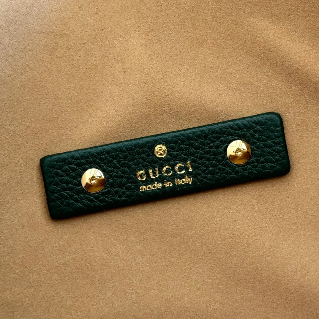 💋💋💋p1760 This Gucci Softbit series shoulder bag is ingeniously integrated with the brand's classic equestrian style accessories in the shape of a large half-horse bit. This large shoulder bag comes with a removable clutch. Gucci Ankara red grained calf leather Light gold tone hardware Dark brown microfiber lining Half horsebit closure Interior: Detachable clutch Holds iPhone Pro Max/Plus, Airpods, long wallet and lipstick Shoulder strap: 20 cm high Magnetic closure Model number: 837466. Dimensions: 46cm (width) x 26cm (height) x 16cm (depth) Weight: about 1.4kg Color: dark green/original leather. Made in Italy