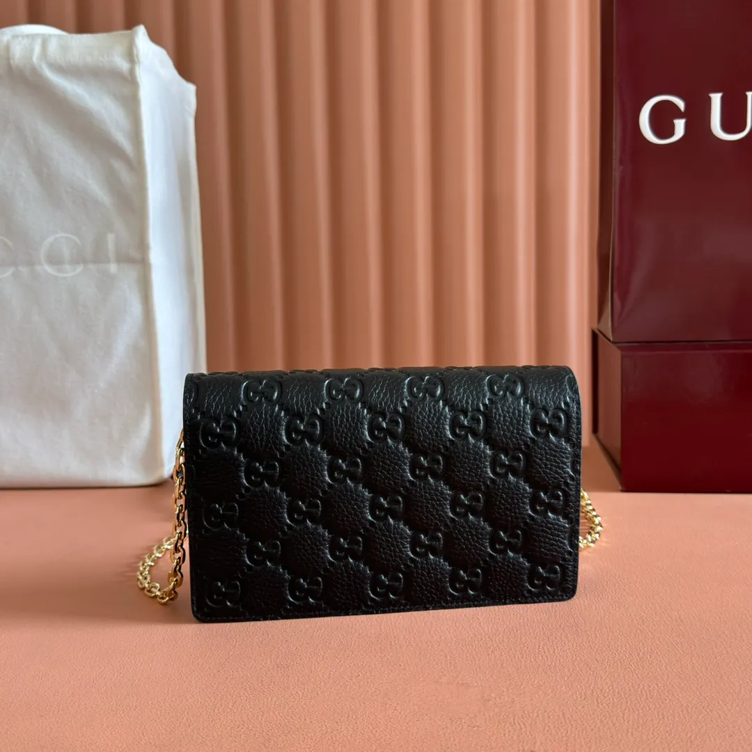 p760. 💋💋💋🔥"With full set of original green box packaging"🔥[New style] GG Emblem series super soft pink embossed/full leather chain bag Model: 818705. Dimensions: 20 (length) x 12.5 (width) x 4cm (thickness) Color: black full leather/original leather. Made in Italy