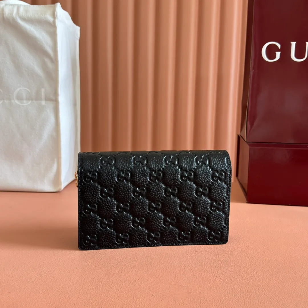 p760. 💋💋💋🔥"With full set of original green box packaging"🔥[New style] GG Emblem series super soft pink embossed/full leather chain bag Model: 818705. Dimensions: 20 (length) x 12.5 (width) x 4cm (thickness) Color: black full leather/original leather. Made in Italy