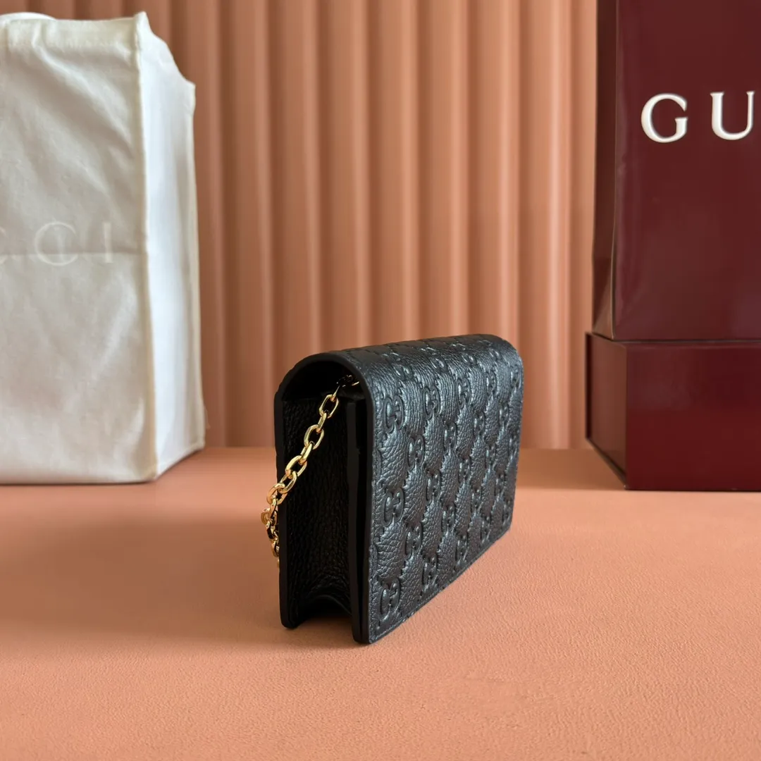 p760. 💋💋💋🔥"With full set of original green box packaging"🔥[New style] GG Emblem series super soft pink embossed/full leather chain bag Model: 818705. Dimensions: 20 (length) x 12.5 (width) x 4cm (thickness) Color: black full leather/original leather. Made in Italy