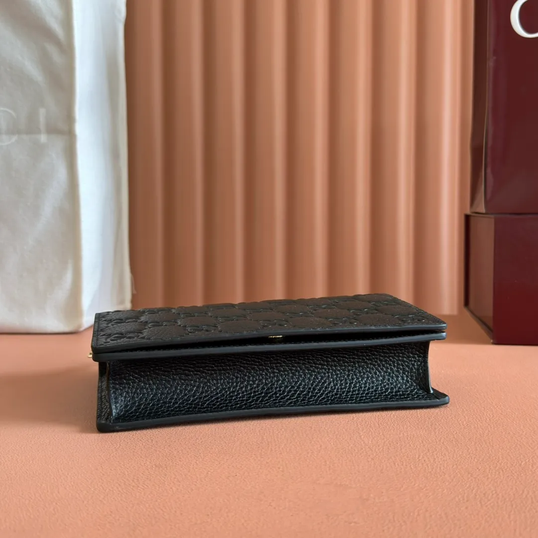 p760. 💋💋💋🔥"With full set of original green box packaging"🔥[New style] GG Emblem series super soft pink embossed/full leather chain bag Model: 818705. Dimensions: 20 (length) x 12.5 (width) x 4cm (thickness) Color: black full leather/original leather. Made in Italy