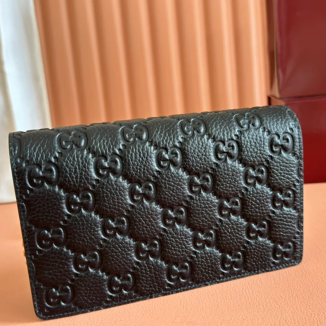 p760. 💋💋💋🔥"With full set of original green box packaging"🔥[New style] GG Emblem series super soft pink embossed/full leather chain bag Model: 818705. Dimensions: 20 (length) x 12.5 (width) x 4cm (thickness) Color: black full leather/original leather. Made in Italy