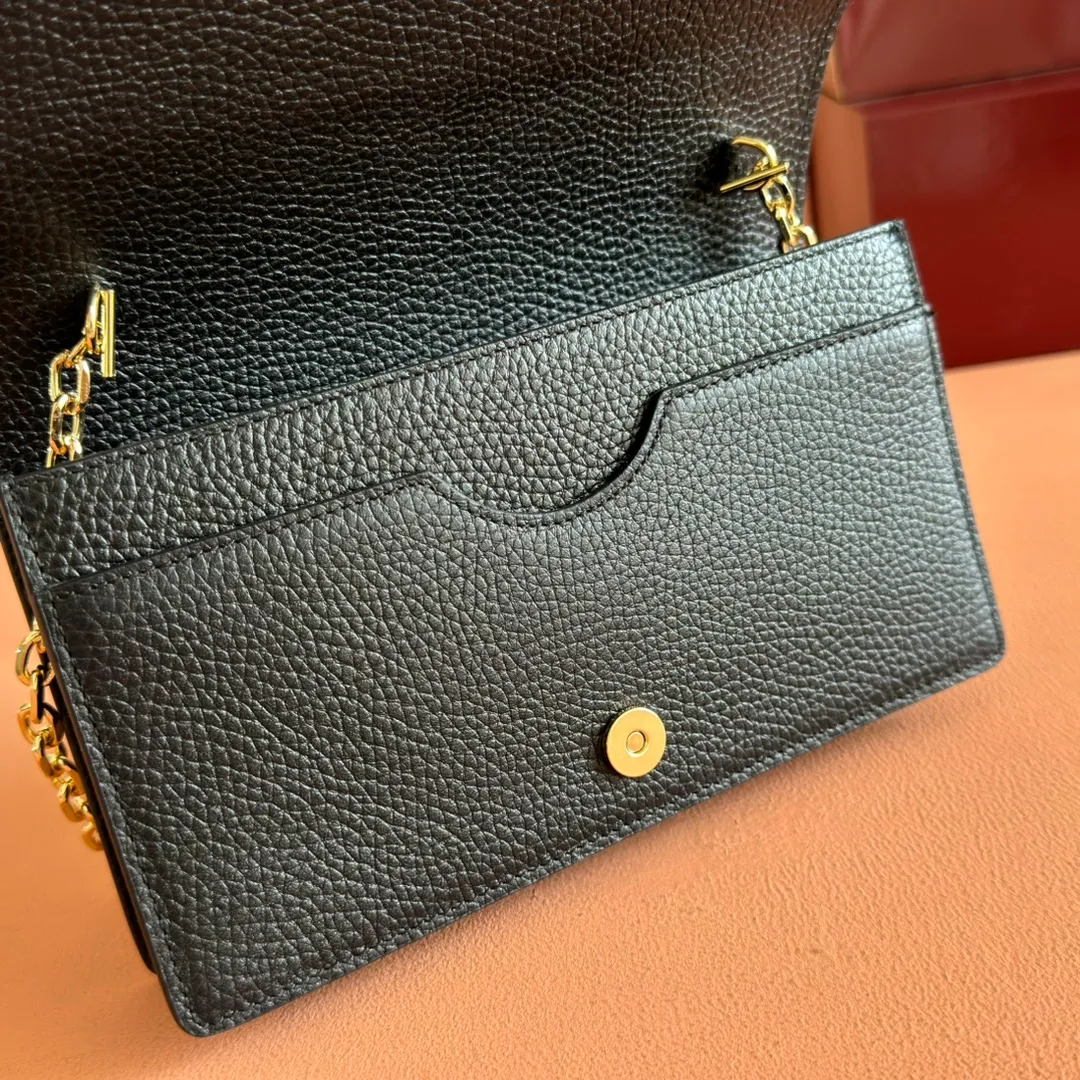p760. 💋💋💋🔥"With full set of original green box packaging"🔥[New style] GG Emblem series super soft pink embossed/full leather chain bag Model: 818705. Dimensions: 20 (length) x 12.5 (width) x 4cm (thickness) Color: black full leather/original leather. Made in Italy