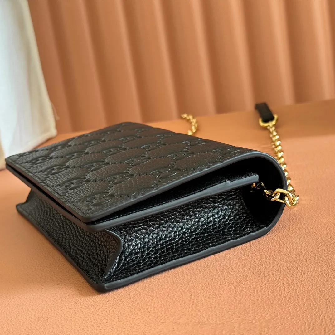 p760. 💋💋💋🔥"With full set of original green box packaging"🔥[New style] GG Emblem series super soft pink embossed/full leather chain bag Model: 818705. Dimensions: 20 (length) x 12.5 (width) x 4cm (thickness) Color: black full leather/original leather. Made in Italy