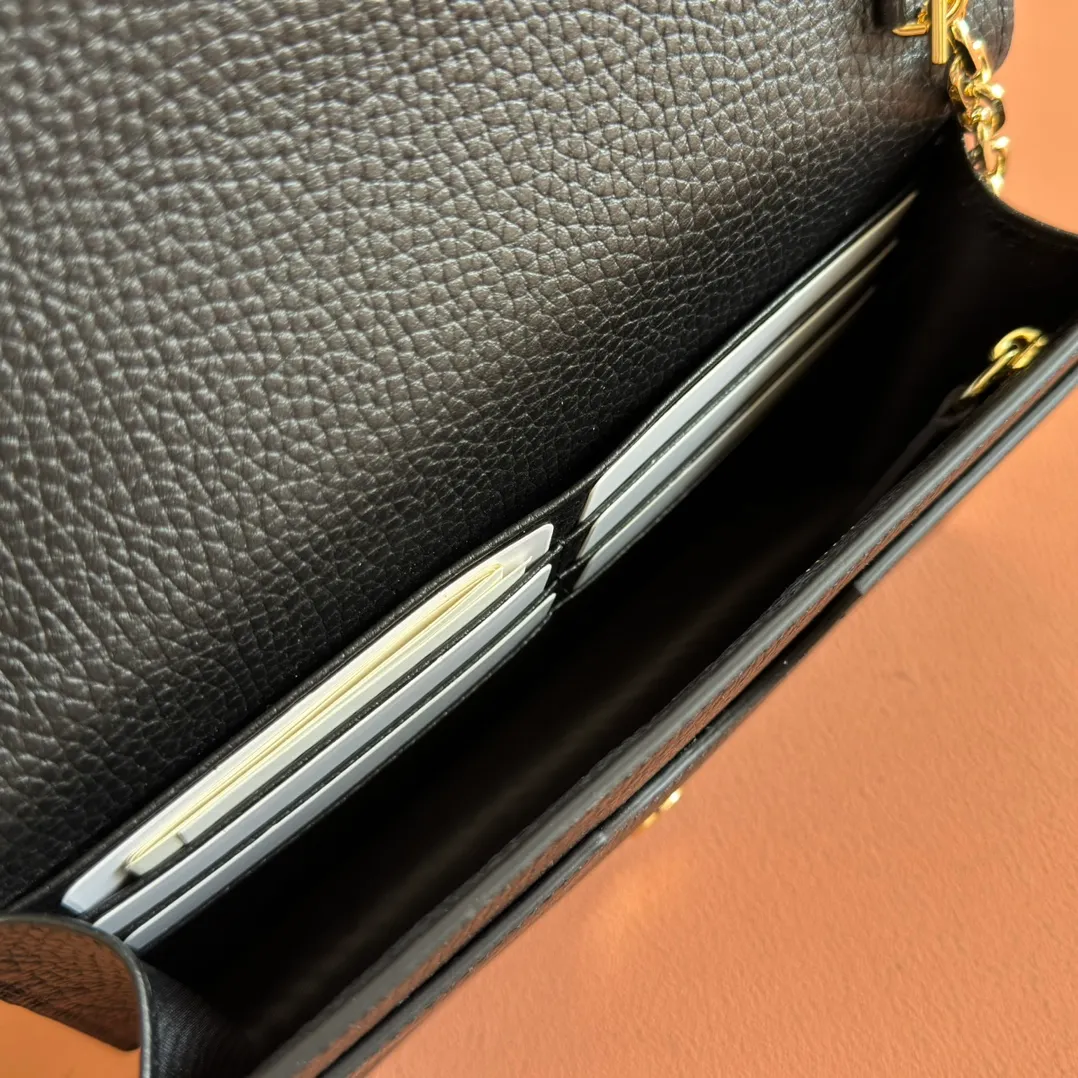 p760. 💋💋💋🔥"With full set of original green box packaging"🔥[New style] GG Emblem series super soft pink embossed/full leather chain bag Model: 818705. Dimensions: 20 (length) x 12.5 (width) x 4cm (thickness) Color: black full leather/original leather. Made in Italy