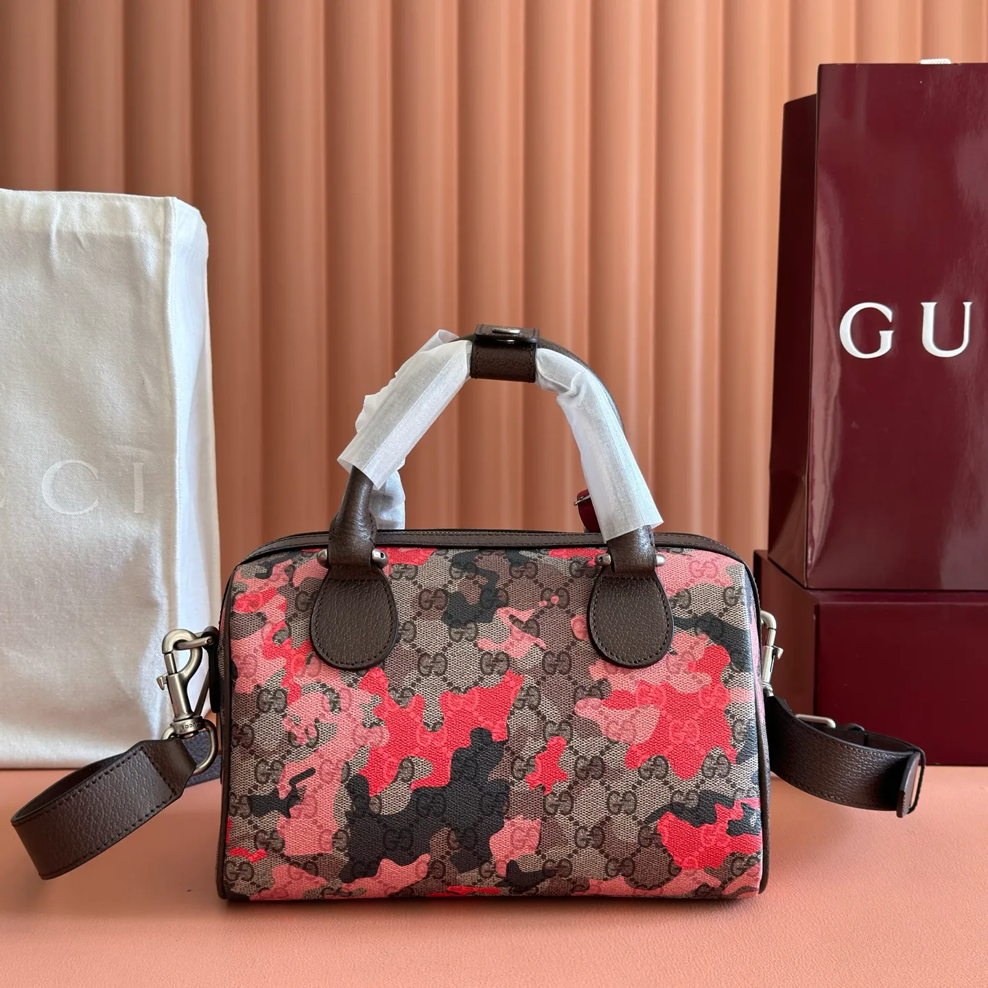p1240💋💋💋【Original configuration counter complete package】Vivid camouflage combined with unique color matching, a new interpretation of the classic GG pattern. This travel bag is crafted from coated fabric with a marbled GG monogram pattern and features a matching ID plaque. Coated fabric with pink and red camouflage marbled GG monogram Brown, pink and red leather trim Palladium-toned hardware Unique cotton and linen lining Double G Interior: 1 zip pocket External: 1 removable bellman ID tag Handle height: 11 cm Removable and adjustable leather shoulder strap (height: 110 cm - 128 cm) Zip closure Ident No.: 854860. Dimensions: 25cm (width) x 16cm (height) x 14cm (depth) Weight: approx. 856g Color: camouflage pink/PVC.