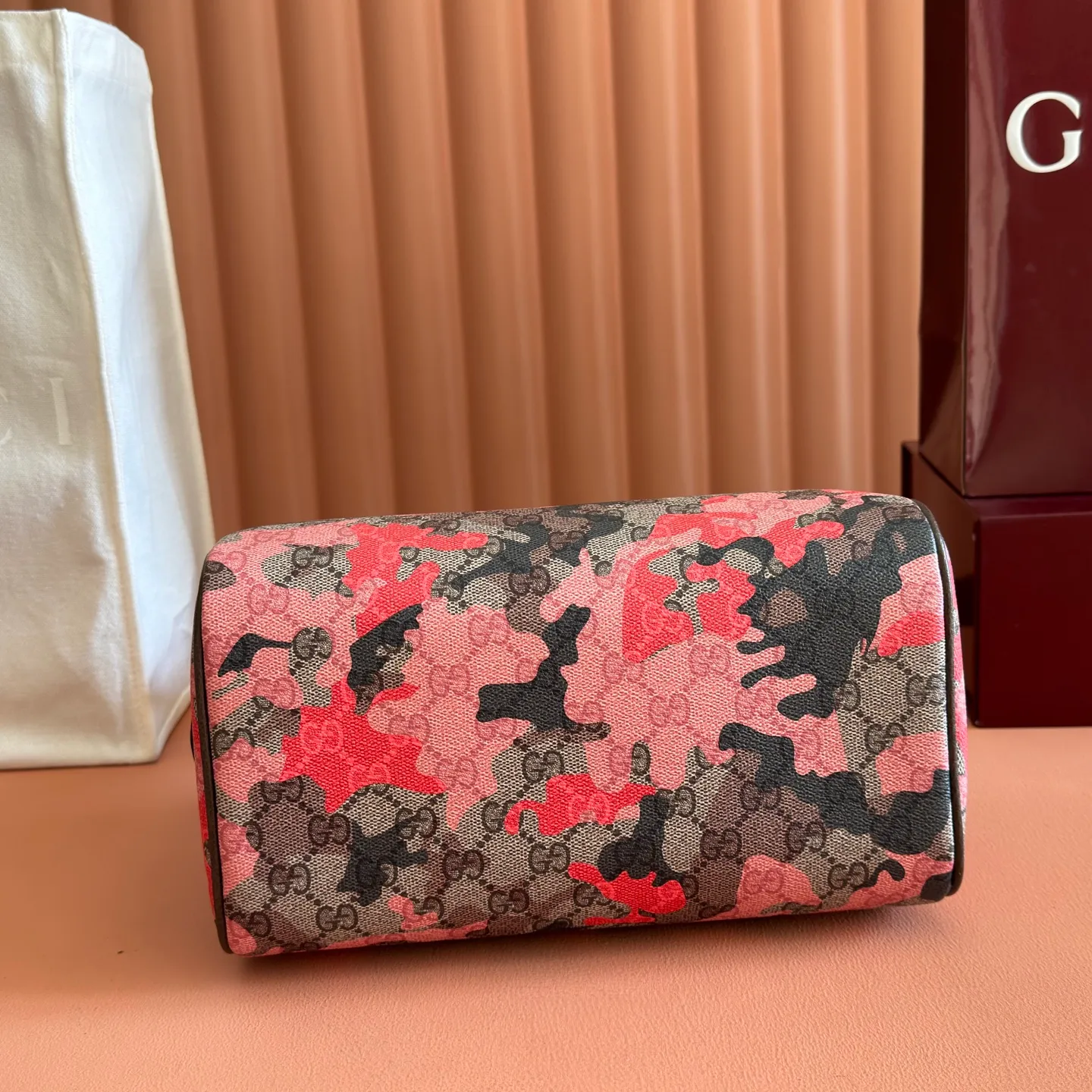 p1240💋💋💋【Original configuration counter complete package】Vivid camouflage combined with unique color matching, a new interpretation of the classic GG pattern. This travel bag is crafted from coated fabric with a marbled GG monogram pattern and features a matching ID plaque. Coated fabric with pink and red camouflage marbled GG monogram Brown, pink and red leather trim Palladium-toned hardware Unique cotton and linen lining Double G Interior: 1 zip pocket External: 1 removable bellman ID tag Handle height: 11 cm Removable and adjustable leather shoulder strap (height: 110 cm - 128 cm) Zip closure Ident No.: 854860. Dimensions: 25cm (width) x 16cm (height) x 14cm (depth) Weight: approx. 856g Color: camouflage pink/PVC.