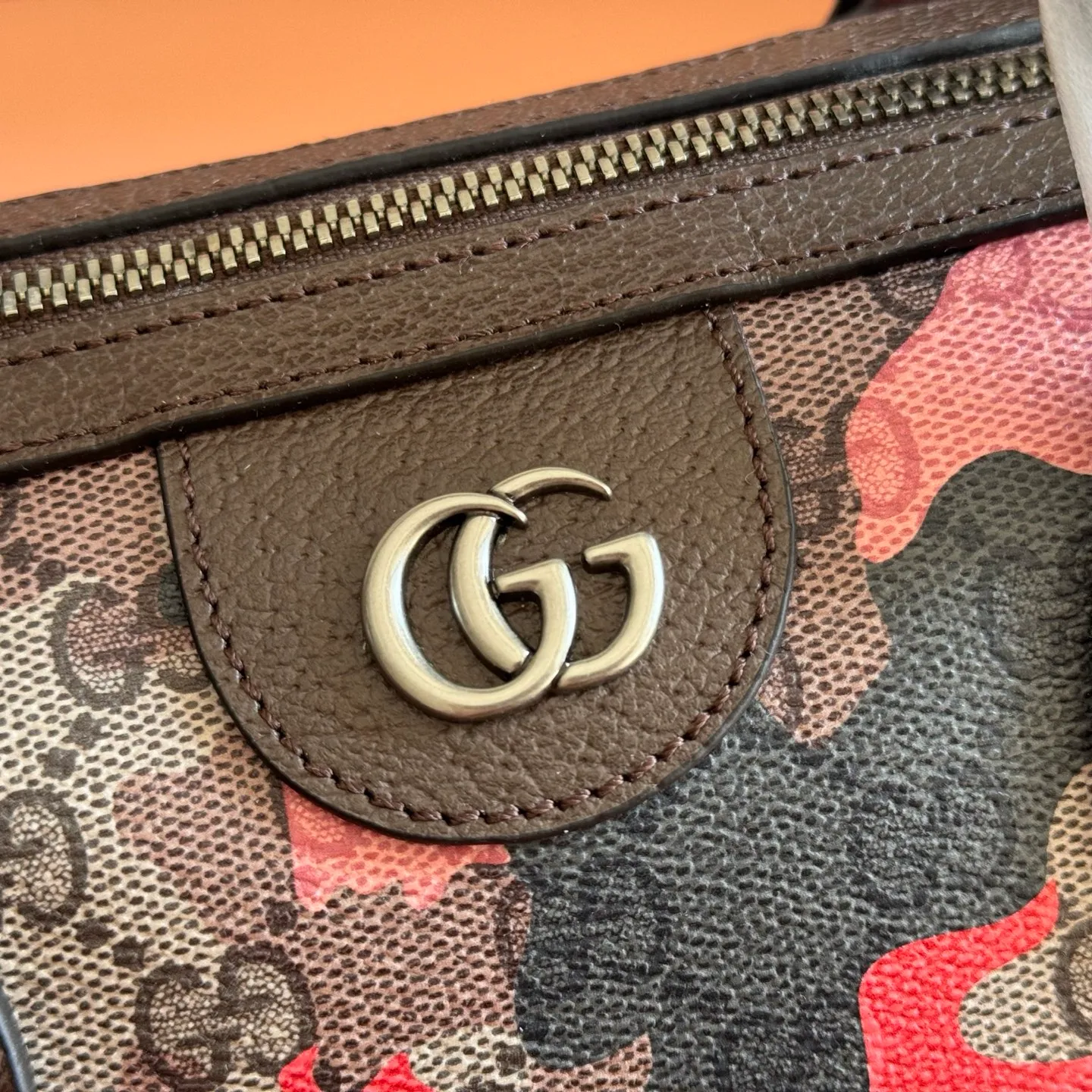 p1240💋💋💋【Original configuration counter complete package】Vivid camouflage combined with unique color matching, a new interpretation of the classic GG pattern. This travel bag is crafted from coated fabric with a marbled GG monogram pattern and features a matching ID plaque. Coated fabric with pink and red camouflage marbled GG monogram Brown, pink and red leather trim Palladium-toned hardware Unique cotton and linen lining Double G Interior: 1 zip pocket External: 1 removable bellman ID tag Handle height: 11 cm Removable and adjustable leather shoulder strap (height: 110 cm - 128 cm) Zip closure Ident No.: 854860. Dimensions: 25cm (width) x 16cm (height) x 14cm (depth) Weight: approx. 856g Color: camouflage pink/PVC.