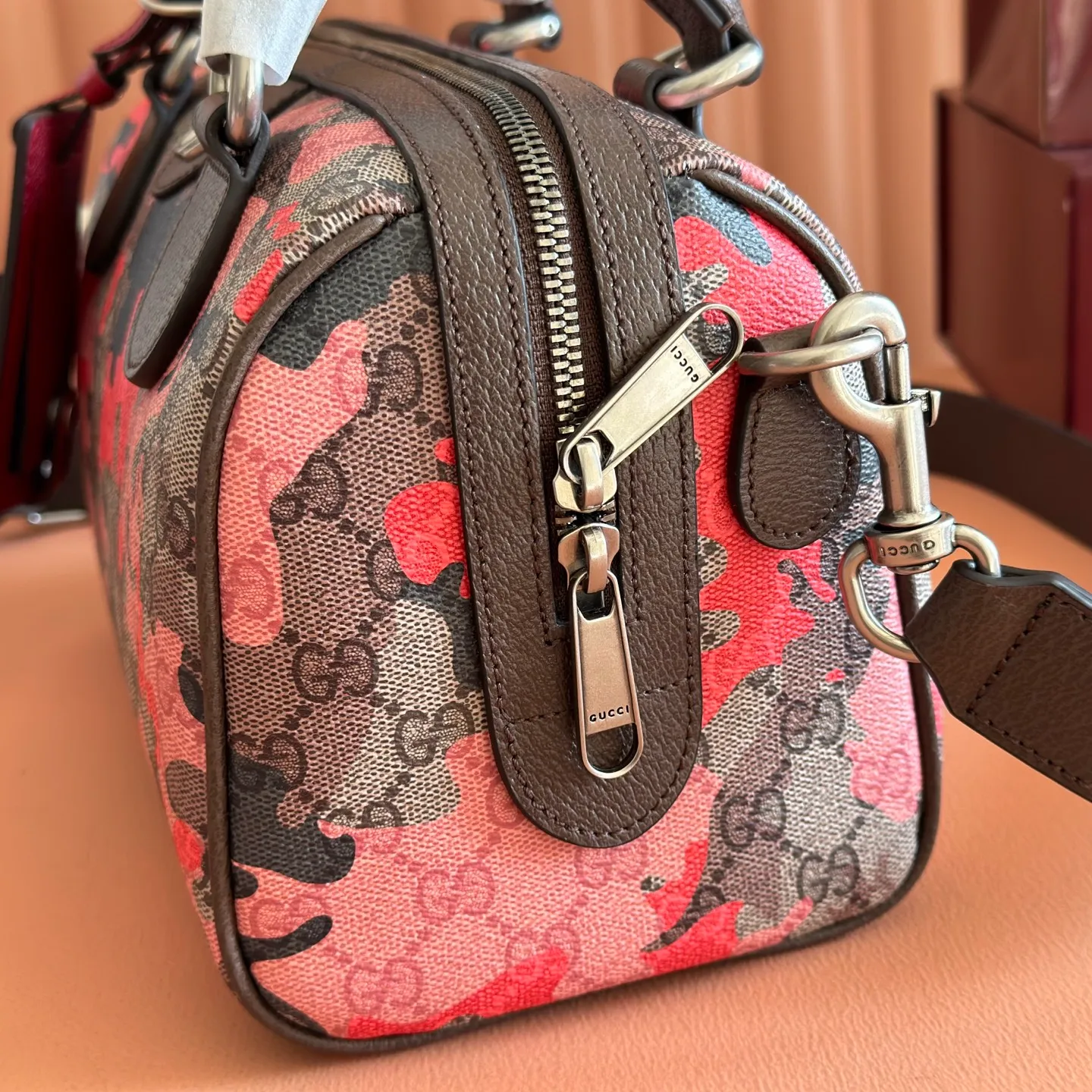 p1240💋💋💋【Original configuration counter complete package】Vivid camouflage combined with unique color matching, a new interpretation of the classic GG pattern. This travel bag is crafted from coated fabric with a marbled GG monogram pattern and features a matching ID plaque. Coated fabric with pink and red camouflage marbled GG monogram Brown, pink and red leather trim Palladium-toned hardware Unique cotton and linen lining Double G Interior: 1 zip pocket External: 1 removable bellman ID tag Handle height: 11 cm Removable and adjustable leather shoulder strap (height: 110 cm - 128 cm) Zip closure Ident No.: 854860. Dimensions: 25cm (width) x 16cm (height) x 14cm (depth) Weight: approx. 856g Color: camouflage pink/PVC.