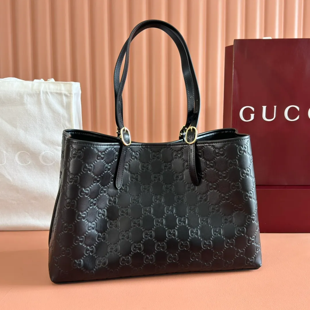 p1480. 💋💋💋Full set of original leather configuration counters [New Product] The new GG Emblem series reinterprets the brand's timeless elegance and exquisite craftsmanship. Inspired by the equestrian world, this tote bag features an adjustable top handle with numbered eyelets. Black Embossed Leather Black Microfiber Lining The bag pictured is sold separately and does not come with the bag charm. Also comes with D-ring for hanging removable items Adjustable handle with numbered eyelets; Height 21.5 cm - 31.5 cm Interior: 2 compartments and 1 central zipped compartment Magnetic snap closure Ident No.: 815213. Dimensions: 38cm (width) x 25cm (height) x 15cm (depth) Weight: approx. 0.85kg Color: black embossed/original leather. Made in Italy
