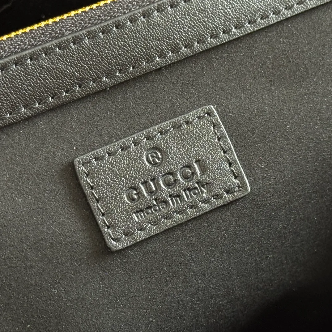 p1480. 💋💋💋Full set of original leather configuration counters [New Product] The new GG Emblem series reinterprets the brand's timeless elegance and exquisite craftsmanship. Inspired by the equestrian world, this tote bag features an adjustable top handle with numbered eyelets. Black Embossed Leather Black Microfiber Lining The bag pictured is sold separately and does not come with the bag charm. Also comes with D-ring for hanging removable items Adjustable handle with numbered eyelets; Height 21.5 cm - 31.5 cm Interior: 2 compartments and 1 central zipped compartment Magnetic snap closure Ident No.: 815213. Dimensions: 38cm (width) x 25cm (height) x 15cm (depth) Weight: approx. 0.85kg Color: black embossed/original leather. Made in Italy