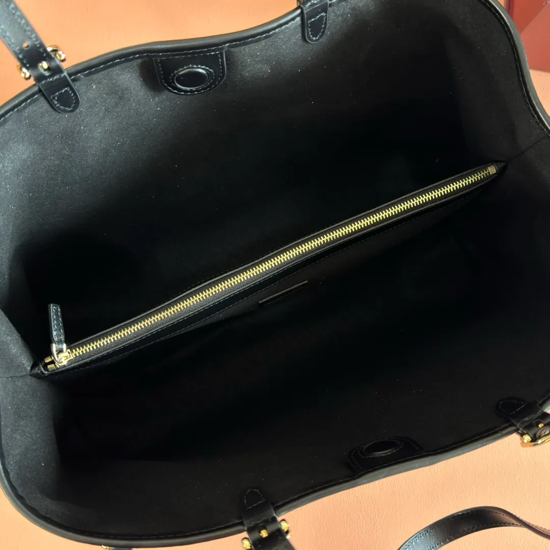 p1480. 💋💋💋Full set of original leather configuration counters [New Product] The new GG Emblem series reinterprets the brand's timeless elegance and exquisite craftsmanship. Inspired by the equestrian world, this tote bag features an adjustable top handle with numbered eyelets. Black Embossed Leather Black Microfiber Lining The bag pictured is sold separately and does not come with the bag charm. Also comes with D-ring for hanging removable items Adjustable handle with numbered eyelets; Height 21.5 cm - 31.5 cm Interior: 2 compartments and 1 central zipped compartment Magnetic snap closure Ident No.: 815213. Dimensions: 38cm (width) x 25cm (height) x 15cm (depth) Weight: approx. 0.85kg Color: black embossed/original leather. Made in Italy