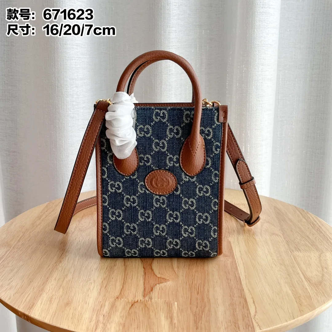 Actual shot #💰240 Model: 671623 Size: 16×20×7cm 𝙂𝙪𝙘𝙘𝙞 𝙍𝙚𝙩𝙧𝙤 Mini Tote Bag Shoulder Strap 🉑️ Adjustment Since the advent of Retro mini tote, the interlocking double G-straight has been one of the iconic elements of the brand. Familiar brand symbols combined with leather details make this tote a centerpiece. The classic double G letter intertwined canvas material makes the entire design exude strong brand connotation.