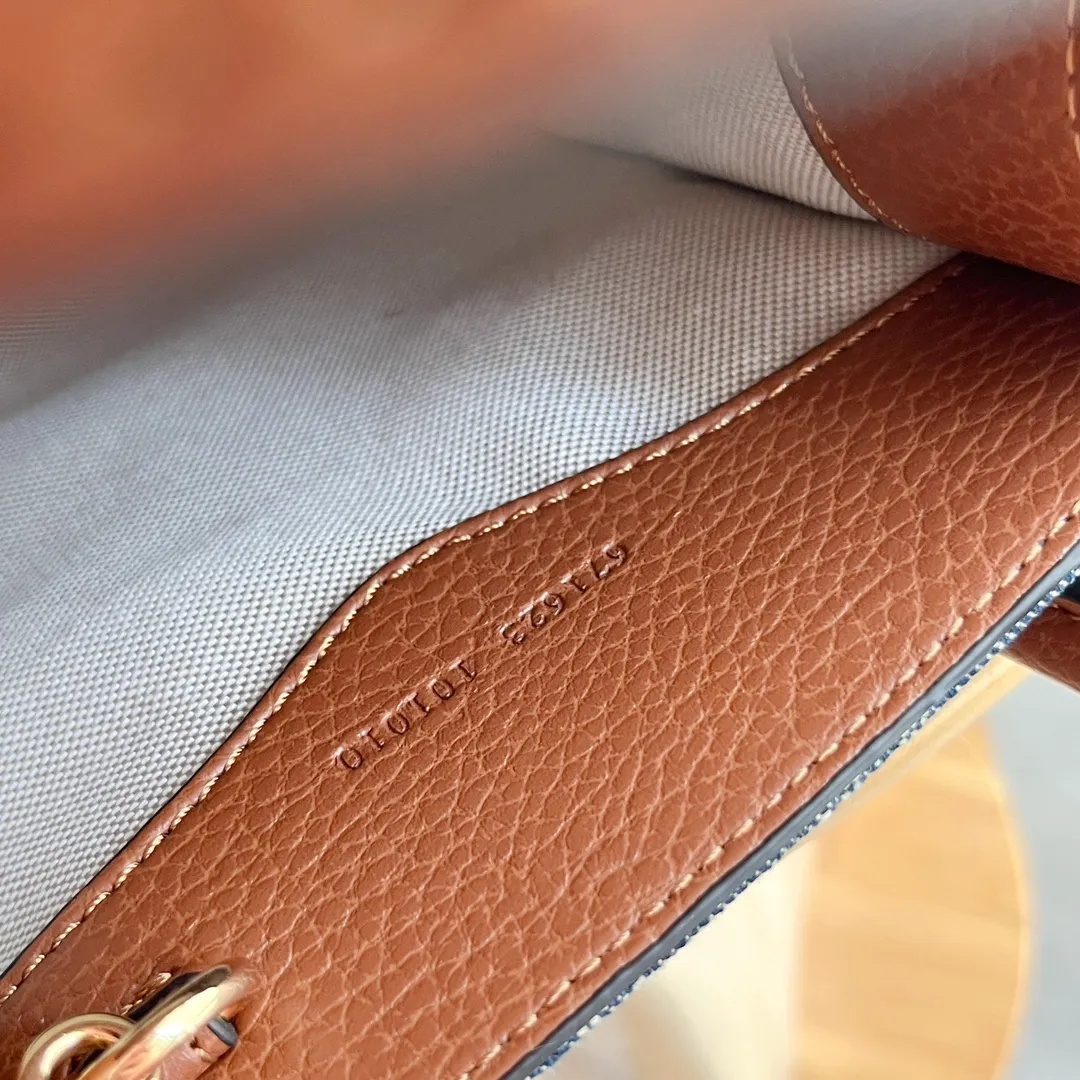 Actual shot #💰240 Model: 671623 Size: 16×20×7cm 𝙂𝙪𝙘𝙘𝙞 𝙍𝙚𝙩𝙧𝙤 Mini Tote Bag Shoulder Strap 🉑️ Adjustment Since the advent of Retro mini tote, the interlocking double G-straight has been one of the iconic elements of the brand. Familiar brand symbols combined with leather details make this tote a centerpiece. The classic double G letter intertwined canvas material makes the entire design exude strong brand connotation.