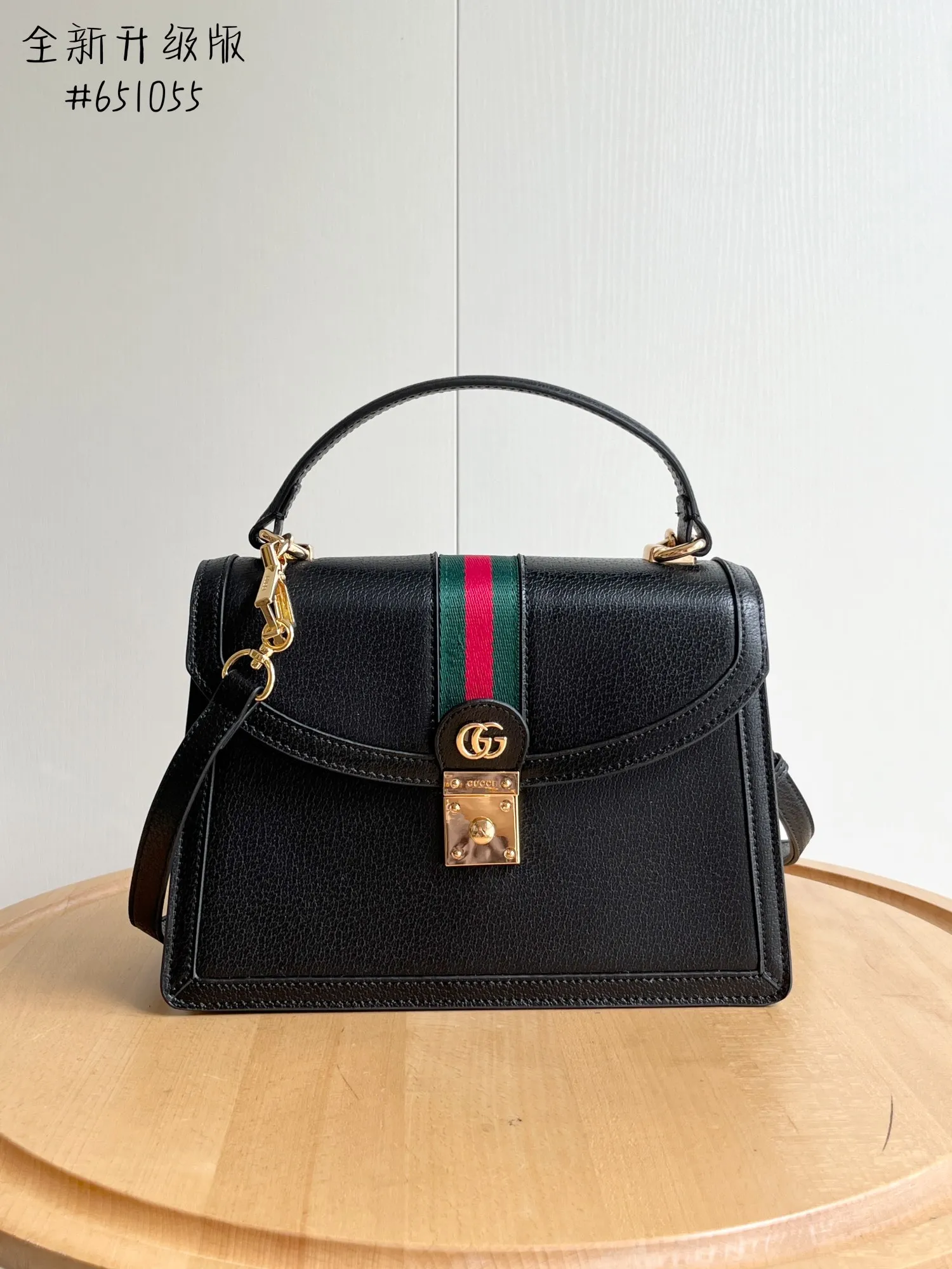 Actual shot #💰360 Style number: 651055 original leather Size: 25*17.5*7cm Gucci💝💝Ophidia series brings amazing new products every season. This handbag is one of the Epilogue series and is equipped with a detachable shoulder strap. The square retro shape combines the brand's classic striped webbing and Double G styling accessories. This accessory is inspired by the Gucci archive belt buckle design in the 1970s. It has become one of the brand's symbols after a modern aesthetic interpretation. The handbag is made of the brand's iconic Double G pattern canvas.