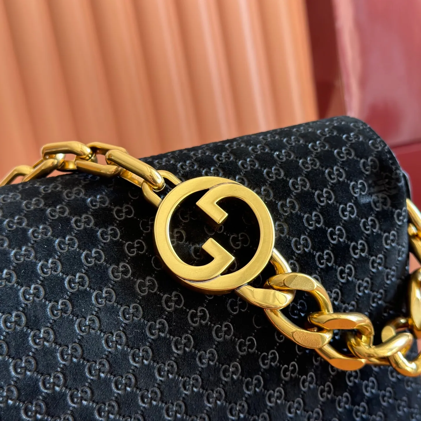 p1680💋💋💋【Original configuration counter complete package】This handbag combines modern silhouette and brand iconic pattern. This sleekly tailored bag features an antique-gold-tone chain with round interlocking G detailing and a 2-tiered design that offers ample interior storage space. Brown GG embossed suede material, antique gold tone accessories, brown cotton and linen blend lining, interior: 2 layers of fastening, 1 open pocket, chain shoulder strap height: 8 cm. Detachable and adjustable leather shoulder strap (height: 42 cm) Magnetic snap closure Model: 857362. Dimensions: 36cm (W) x 19.5cm (H) x 9.5cm (D) Weight: Approx. 1.1kg Color: Black velvet/embossed.