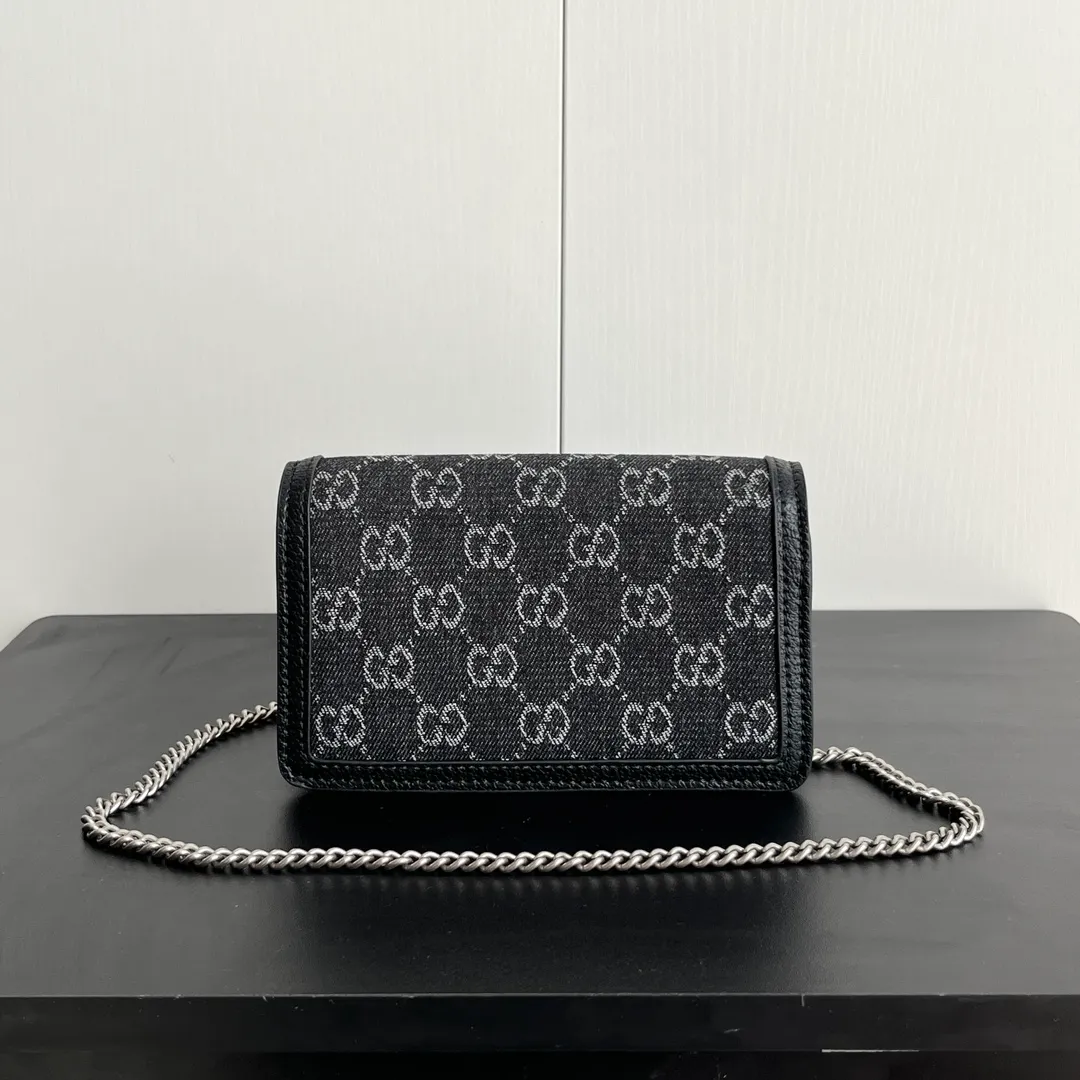 Actual shot #💰240 with box Model: 476432 Black denim Size: 16.5x10x4.5cm 𝙂𝙪𝙘𝙘𝙞 𝘿𝙞𝙤𝙣𝙮𝙨𝙪𝙨 𝙈𝙞𝙣𝙞 16.5 Xiaogujia’s entry-level small bag is recommended. It’s not worth mentioning. It’s a classic model that can be said to be the symbol of Xiaogujia. The classic mini Dionysian buckle is paired with calfskin. This bag has a very high appearance rate. It is simply a tool for daily wear and is very popular on the street❗️