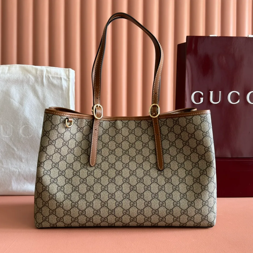 p980. 💋💋💋"With full set of original counter packaging" [New product] GG Emblem series reinterprets the brand's timeless elegance and exquisite craftsmanship. Inspired by the equestrian world, this tote bag features an adjustable top handle with numbered eyelets. New GG monogram coated fabric in beige and dark brown Orange leather trim with contrast stitching Light gold tone hardware Red and green webbing cotton lining The bag pictured is sold separately and does not come with the bag charm. Also features D-ring for hanging removable items Adjustable handle with numbered eyelets (height: 21.5 cm - 31.5 cm) Interior: two compartments and one central zipped compartment Magnetic snap closure Ident.: 815213. Dimensions: 38cm (width) x 25cm (height) x 15cm (depth) Weight: about 0.85kg Color: brown PVC/original leather. Made in Italy