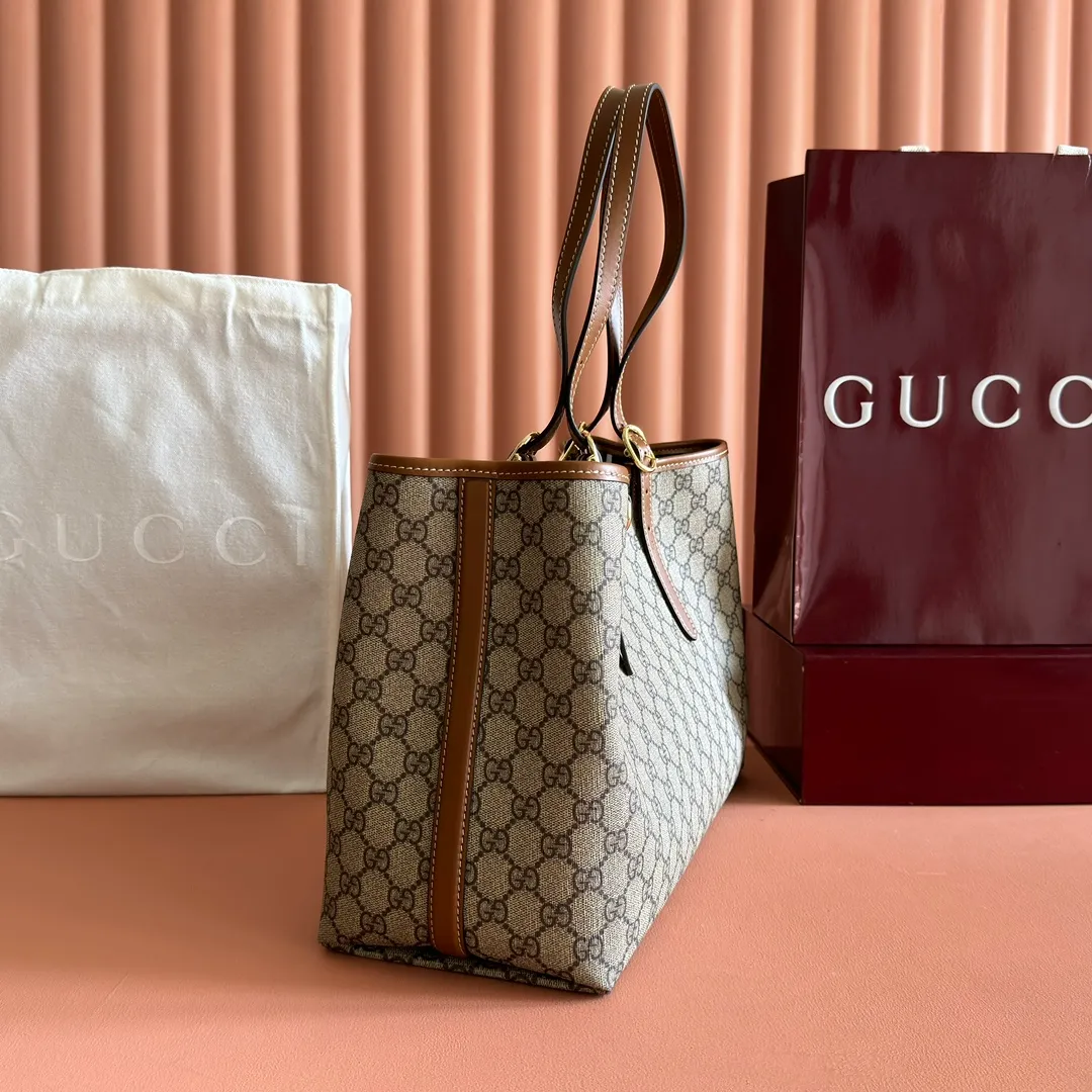 p980. 💋💋💋"With full set of original counter packaging" [New product] GG Emblem series reinterprets the brand's timeless elegance and exquisite craftsmanship. Inspired by the equestrian world, this tote bag features an adjustable top handle with numbered eyelets. New GG monogram coated fabric in beige and dark brown Orange leather trim with contrast stitching Light gold tone hardware Red and green webbing cotton lining The bag pictured is sold separately and does not come with the bag charm. Also features D-ring for hanging removable items Adjustable handle with numbered eyelets (height: 21.5 cm - 31.5 cm) Interior: two compartments and one central zipped compartment Magnetic snap closure Ident.: 815213. Dimensions: 38cm (width) x 25cm (height) x 15cm (depth) Weight: about 0.85kg Color: brown PVC/original leather. Made in Italy