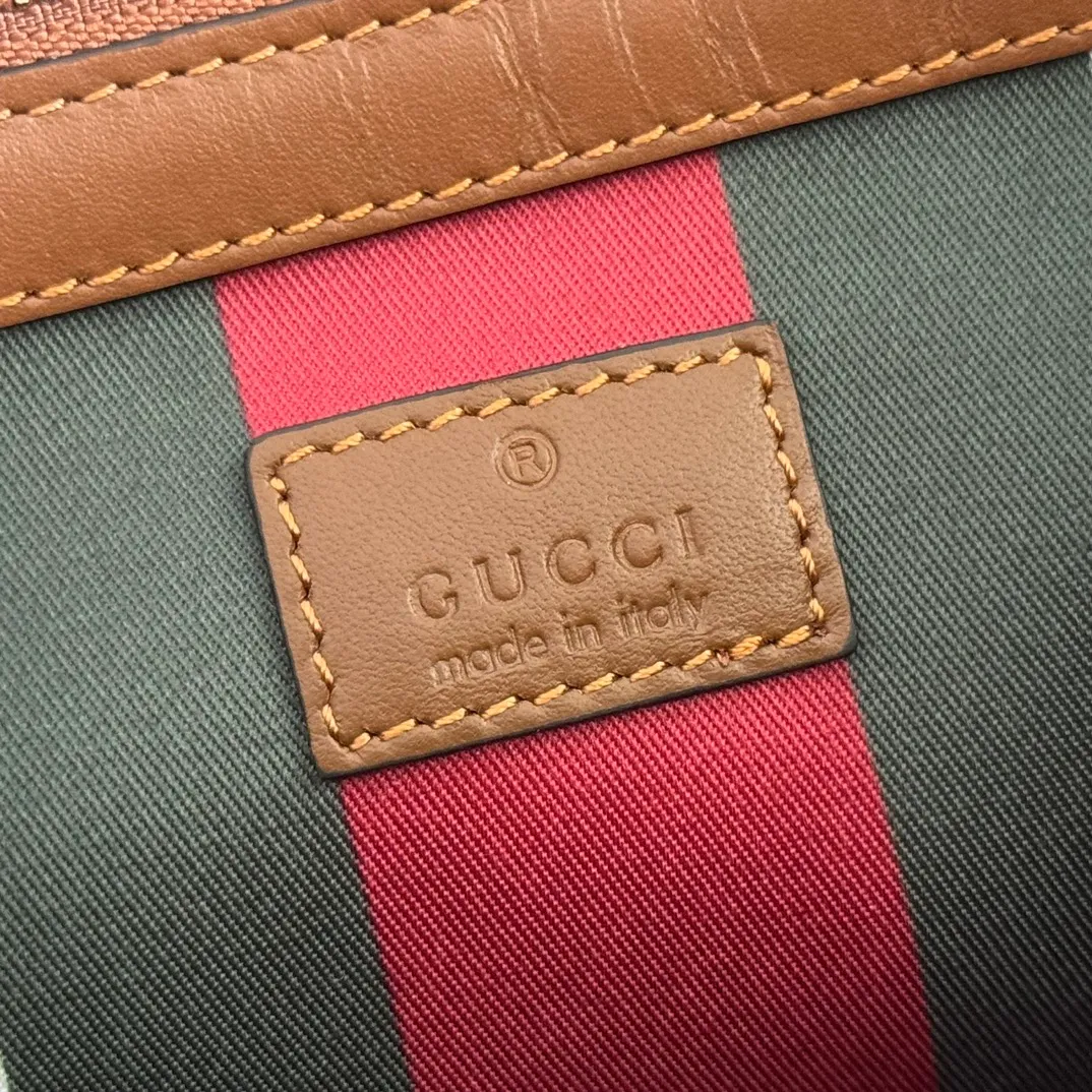 p980. 💋💋💋"With full set of original counter packaging" [New product] GG Emblem series reinterprets the brand's timeless elegance and exquisite craftsmanship. Inspired by the equestrian world, this tote bag features an adjustable top handle with numbered eyelets. New GG monogram coated fabric in beige and dark brown Orange leather trim with contrast stitching Light gold tone hardware Red and green webbing cotton lining The bag pictured is sold separately and does not come with the bag charm. Also features D-ring for hanging removable items Adjustable handle with numbered eyelets (height: 21.5 cm - 31.5 cm) Interior: two compartments and one central zipped compartment Magnetic snap closure Ident.: 815213. Dimensions: 38cm (width) x 25cm (height) x 15cm (depth) Weight: about 0.85kg Color: brown PVC/original leather. Made in Italy