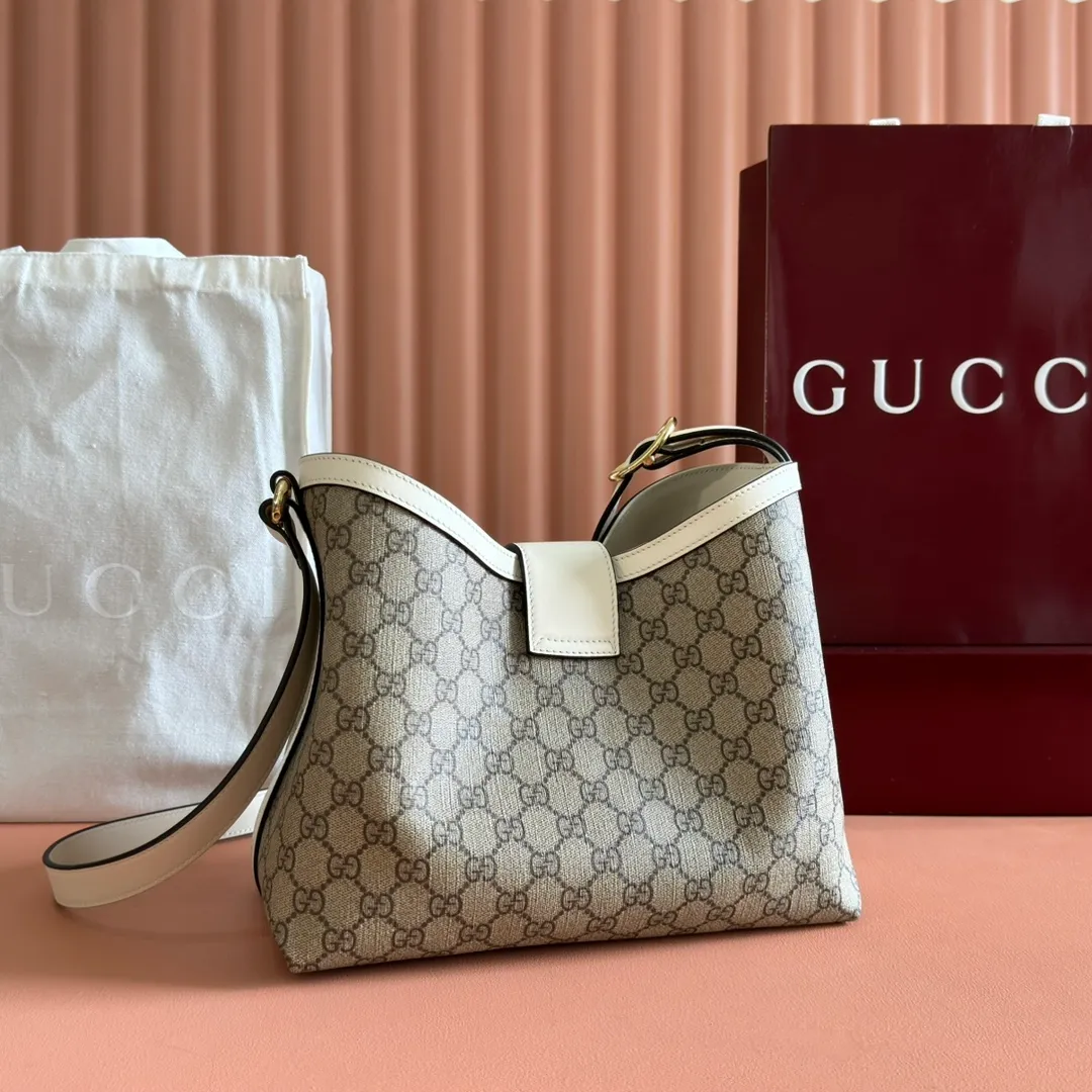 p1120💋💋💋. Original leather [equipped with full counter packaging] Padlock series launches a variety of fashionable bags with various carrying methods, adding color to the 2025 early autumn series. This shoulder bag features a central compartment with a zip pocket and is lined with webbing, reminiscent of the brand's signature pattern. Off-white and dark brown GG monogram coated fabric Off-white leather trim Light gold-toned hardware Red and green web cotton lining Interior: Middle compartment with zip pocket Adjustable shoulder strap (44 cm high) Padlock closure with leather keychain Ident.: 839021. Dimensions: 29 cm (width) x 23.5 cm (height) x 15.5 cm (depth) Weight: about 0.75 kg Color: brown white pvc/original leather. Made in Italy