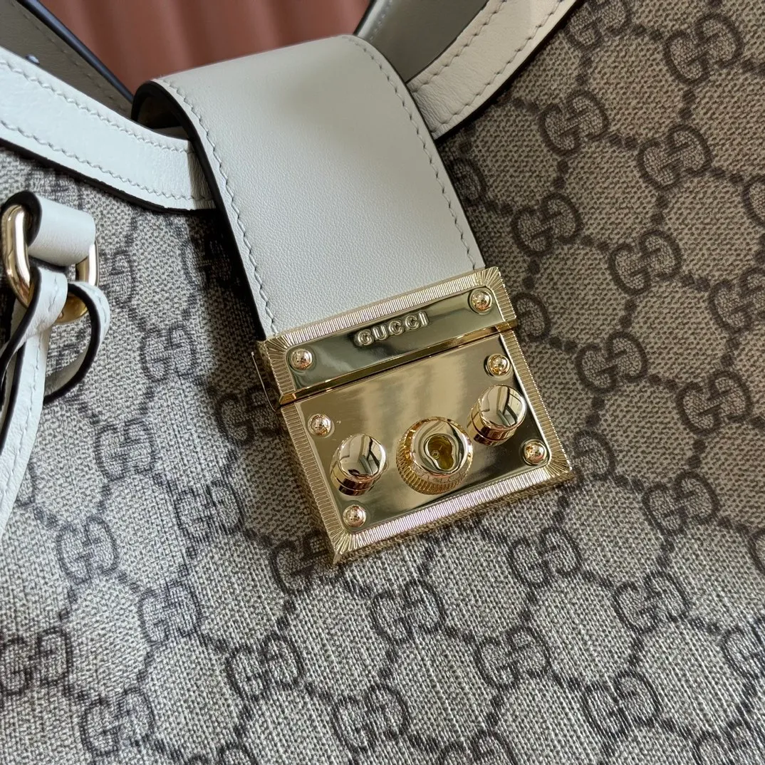 p1120💋💋💋. Original leather [equipped with full counter packaging] Padlock series launches a variety of fashionable bags with various carrying methods, adding color to the 2025 early autumn series. This shoulder bag features a central compartment with a zip pocket and is lined with webbing, reminiscent of the brand's signature pattern. Off-white and dark brown GG monogram coated fabric Off-white leather trim Light gold-toned hardware Red and green web cotton lining Interior: Middle compartment with zip pocket Adjustable shoulder strap (44 cm high) Padlock closure with leather keychain Ident.: 839021. Dimensions: 29 cm (width) x 23.5 cm (height) x 15.5 cm (depth) Weight: about 0.75 kg Color: brown white pvc/original leather. Made in Italy
