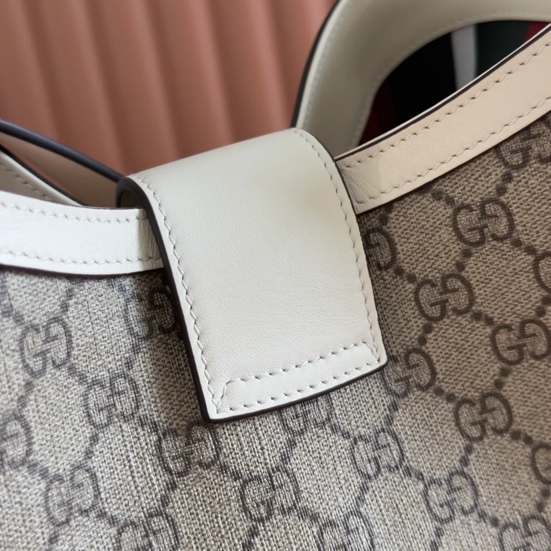 p1120💋💋💋. Original leather [equipped with full counter packaging] Padlock series launches a variety of fashionable bags with various carrying methods, adding color to the 2025 early autumn series. This shoulder bag features a central compartment with a zip pocket and is lined with webbing, reminiscent of the brand's signature pattern. Off-white and dark brown GG monogram coated fabric Off-white leather trim Light gold-toned hardware Red and green web cotton lining Interior: Middle compartment with zip pocket Adjustable shoulder strap (44 cm high) Padlock closure with leather keychain Ident.: 839021. Dimensions: 29 cm (width) x 23.5 cm (height) x 15.5 cm (depth) Weight: about 0.75 kg Color: brown white pvc/original leather. Made in Italy