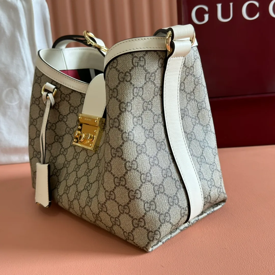 p1120💋💋💋. Original leather [equipped with full counter packaging] Padlock series launches a variety of fashionable bags with various carrying methods, adding color to the 2025 early autumn series. This shoulder bag features a central compartment with a zip pocket and is lined with webbing, reminiscent of the brand's signature pattern. Off-white and dark brown GG monogram coated fabric Off-white leather trim Light gold-toned hardware Red and green web cotton lining Interior: Middle compartment with zip pocket Adjustable shoulder strap (44 cm high) Padlock closure with leather keychain Ident.: 839021. Dimensions: 29 cm (width) x 23.5 cm (height) x 15.5 cm (depth) Weight: about 0.75 kg Color: brown white pvc/original leather. Made in Italy