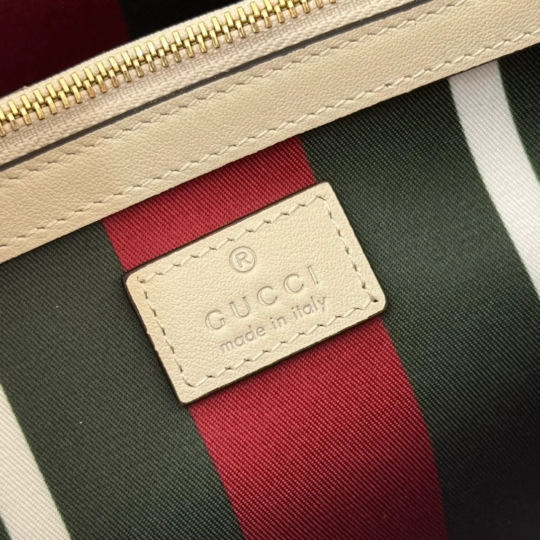 p1120💋💋💋. Original leather [equipped with full counter packaging] Padlock series launches a variety of fashionable bags with various carrying methods, adding color to the 2025 early autumn series. This shoulder bag features a central compartment with a zip pocket and is lined with webbing, reminiscent of the brand's signature pattern. Off-white and dark brown GG monogram coated fabric Off-white leather trim Light gold-toned hardware Red and green web cotton lining Interior: Middle compartment with zip pocket Adjustable shoulder strap (44 cm high) Padlock closure with leather keychain Ident.: 839021. Dimensions: 29 cm (width) x 23.5 cm (height) x 15.5 cm (depth) Weight: about 0.75 kg Color: brown white pvc/original leather. Made in Italy