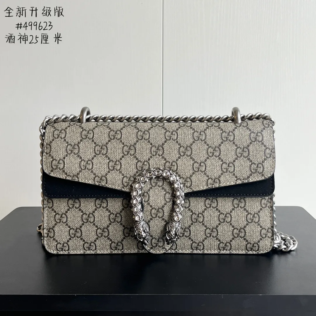 New upgraded version of real shot #💰300 Model: 499623 Black Size: 25x14x8cm 𝙂𝙪𝙘𝙘𝙞 𝘿𝙞𝙤𝙣𝙮𝙨𝙪𝙨Diamond Button Bacchus True Fragrance Series Warning, it’s amazing. It retains the perfect pedigree of the Bacchus bag, but opens the era of Bacchus innovation! The most valuable part of the entire bag is the tiger head diamond buckle, a palace-level treasure item. Not a market product. The weight is very light and the size is perfect. Highly recommended.
