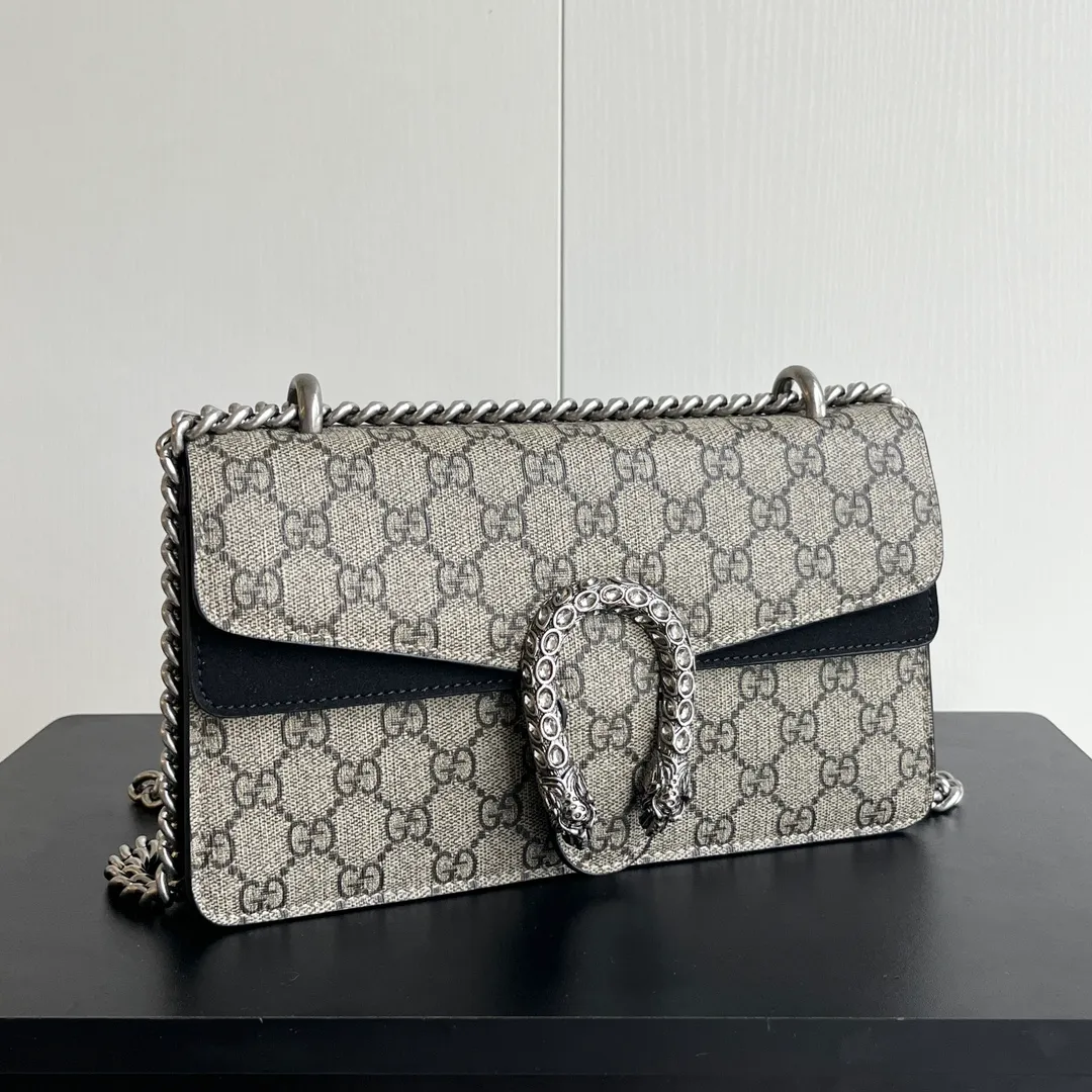 New upgraded version of real shot #💰300 Model: 499623 Black Size: 25x14x8cm 𝙂𝙪𝙘𝙘𝙞 𝘿𝙞𝙤𝙣𝙮𝙨𝙪𝙨Diamond Button Bacchus True Fragrance Series Warning, it’s amazing. It retains the perfect pedigree of the Bacchus bag, but opens the era of Bacchus innovation! The most valuable part of the entire bag is the tiger head diamond buckle, a palace-level treasure item. Not a market product. The weight is very light and the size is perfect. Highly recommended.