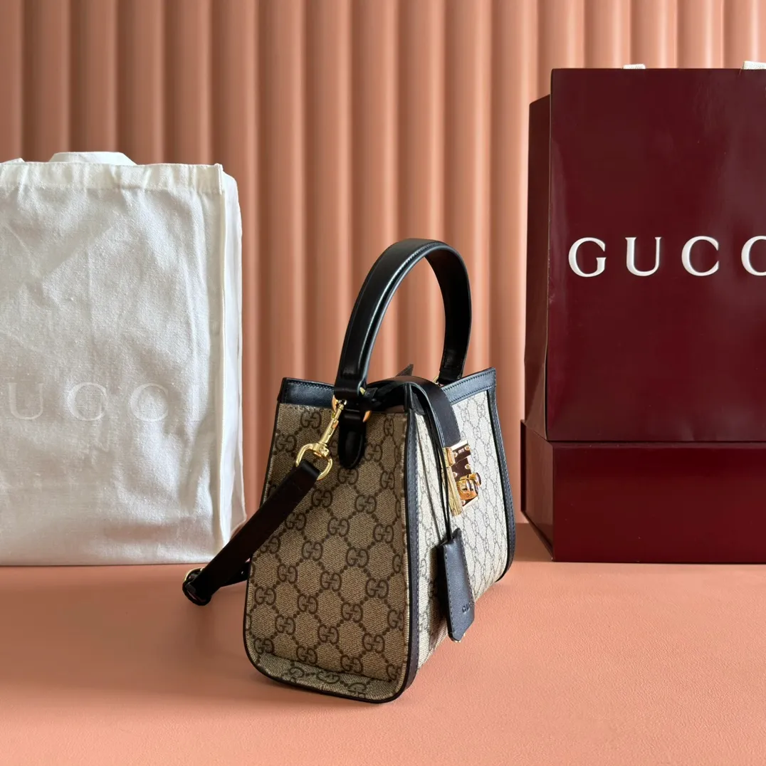 p1100. 💋💋💋Original leather [equipped with full counter packaging] The Padlock series has launched a variety of fashionable bags with various carrying methods, adding color to the 2025 early autumn series. This tote is lined with webbing, reminiscent of the brand's signature pattern. Off-white and dark brown GG monogram coated fabric Off-white leather trim Light gold tone hardware Red and green webbing cotton lining Interior: One zippered pocket Carry handle (10 cm height) Removable and adjustable leather shoulder strap (height: 114 cm - 124 cm; length: 55 cm - 60 cm) Padlock closure with leather keychain Ident.: 838992. Dimensions: 25.5cm (width) x 17.5cm (height) x 10cm (depth) Weight: approx. 0.6kg Color: brown black pvc. Made in Italy