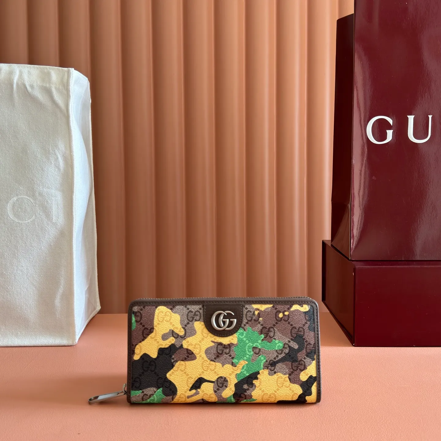 p480. 💋💋💋【With full set of original counter packaging】Vivid camouflage combined with unique color matching, a new interpretation of the classic GG pattern. This full-zip wallet is crafted from coated fabric with a marbled GG monogram pattern and features Double G details. Green and yellow camouflage marbled GG monogram coated fabric Brown leather trim Palladium tone hardware Brown taffeta lining Double G Web detail Interior: 12 card compartments, 3 bill compartments and 1 zipped coin pocket Zip closure Ident No.: 834694. Dimensions: 19cm (width) x 10.5cm (height) x 2.5cm (depth) Weight: approx. 230g Color: red camouflage/pvc. Made in Italy