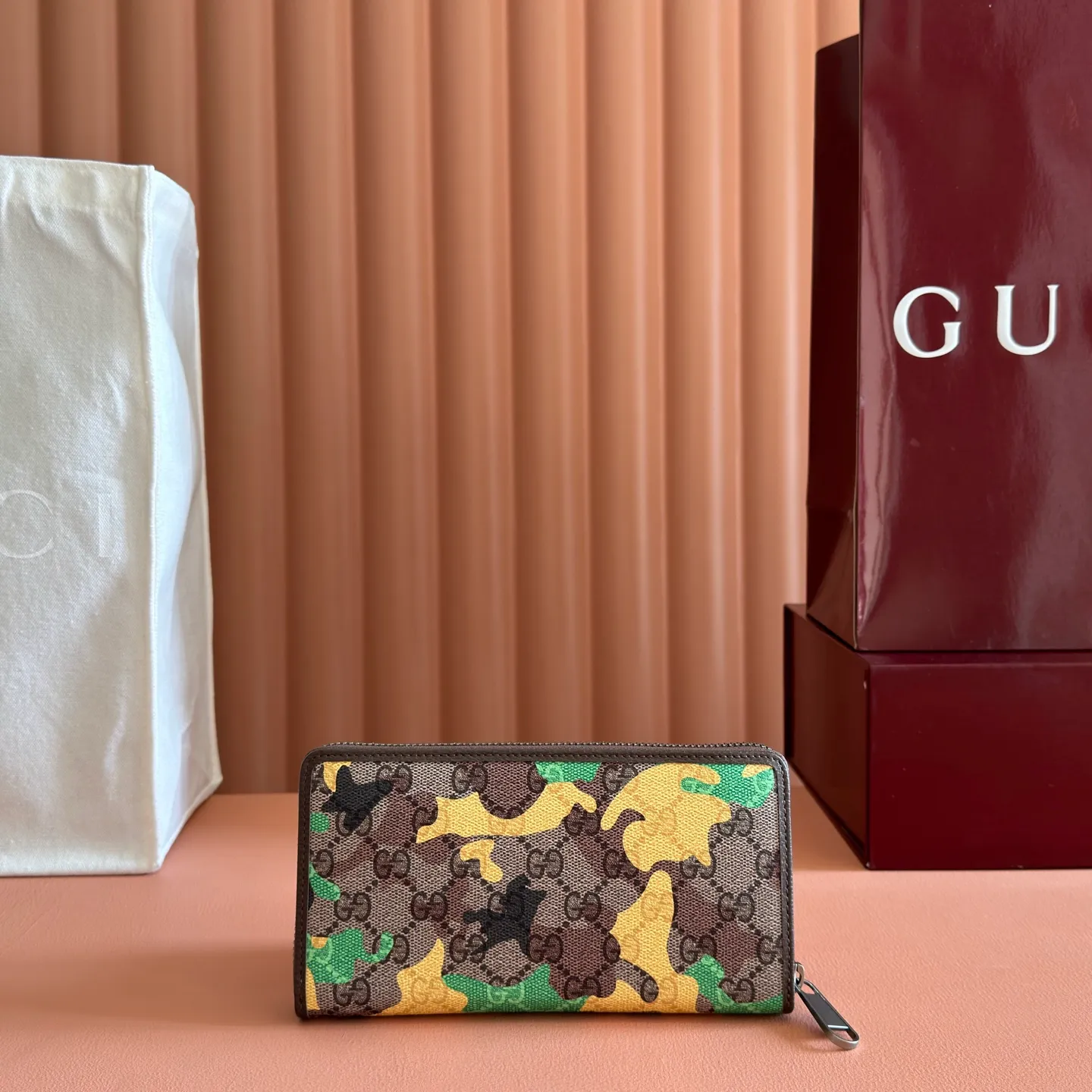 p480. 💋💋💋【With full set of original counter packaging】Vivid camouflage combined with unique color matching, a new interpretation of the classic GG pattern. This full-zip wallet is crafted from coated fabric with a marbled GG monogram pattern and features Double G details. Green and yellow camouflage marbled GG monogram coated fabric Brown leather trim Palladium tone hardware Brown taffeta lining Double G Web detail Interior: 12 card compartments, 3 bill compartments and 1 zipped coin pocket Zip closure Ident No.: 834694. Dimensions: 19cm (width) x 10.5cm (height) x 2.5cm (depth) Weight: approx. 230g Color: red camouflage/pvc. Made in Italy