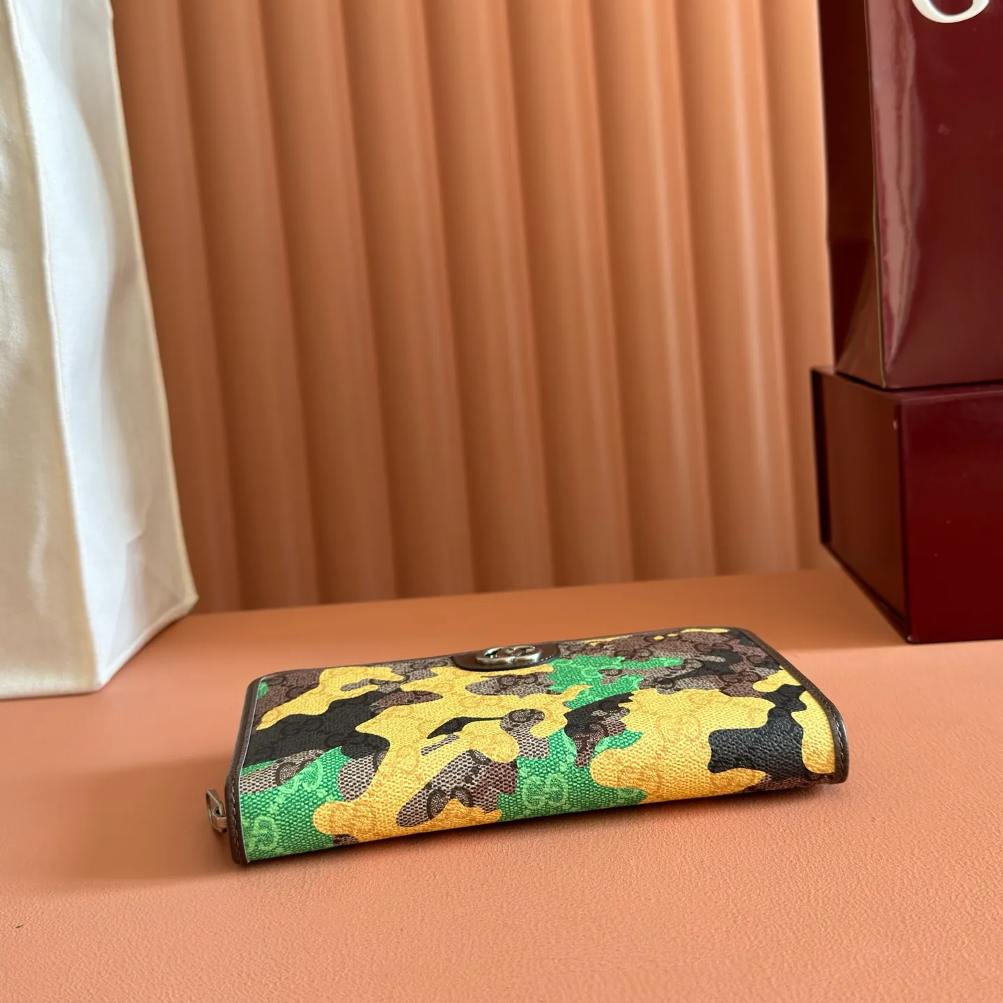p480. 💋💋💋【With full set of original counter packaging】Vivid camouflage combined with unique color matching, a new interpretation of the classic GG pattern. This full-zip wallet is crafted from coated fabric with a marbled GG monogram pattern and features Double G details. Green and yellow camouflage marbled GG monogram coated fabric Brown leather trim Palladium tone hardware Brown taffeta lining Double G Web detail Interior: 12 card compartments, 3 bill compartments and 1 zipped coin pocket Zip closure Ident No.: 834694. Dimensions: 19cm (width) x 10.5cm (height) x 2.5cm (depth) Weight: approx. 230g Color: red camouflage/pvc. Made in Italy