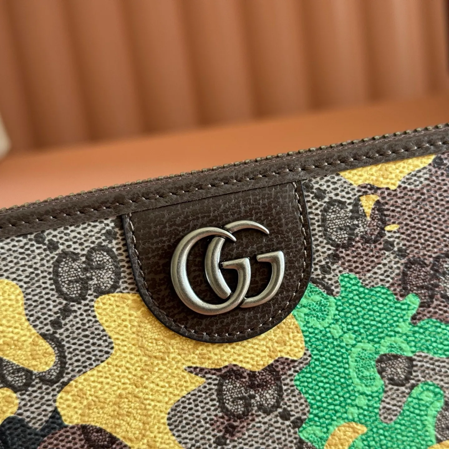 p480. 💋💋💋【With full set of original counter packaging】Vivid camouflage combined with unique color matching, a new interpretation of the classic GG pattern. This full-zip wallet is crafted from coated fabric with a marbled GG monogram pattern and features Double G details. Green and yellow camouflage marbled GG monogram coated fabric Brown leather trim Palladium tone hardware Brown taffeta lining Double G Web detail Interior: 12 card compartments, 3 bill compartments and 1 zipped coin pocket Zip closure Ident No.: 834694. Dimensions: 19cm (width) x 10.5cm (height) x 2.5cm (depth) Weight: approx. 230g Color: red camouflage/pvc. Made in Italy