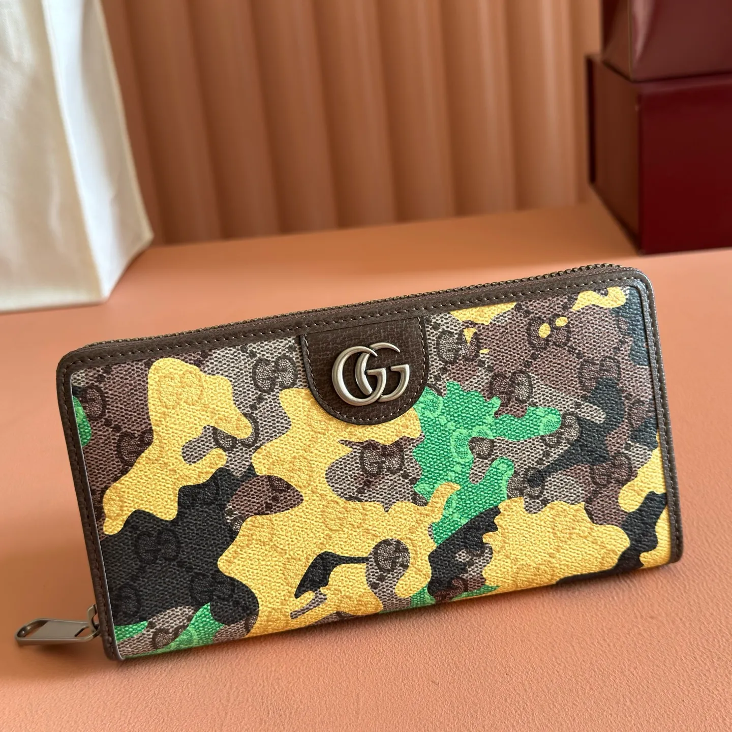 p480. 💋💋💋【With full set of original counter packaging】Vivid camouflage combined with unique color matching, a new interpretation of the classic GG pattern. This full-zip wallet is crafted from coated fabric with a marbled GG monogram pattern and features Double G details. Green and yellow camouflage marbled GG monogram coated fabric Brown leather trim Palladium tone hardware Brown taffeta lining Double G Web detail Interior: 12 card compartments, 3 bill compartments and 1 zipped coin pocket Zip closure Ident No.: 834694. Dimensions: 19cm (width) x 10.5cm (height) x 2.5cm (depth) Weight: approx. 230g Color: red camouflage/pvc. Made in Italy