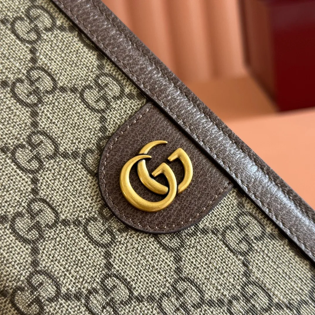 p420. 💋💋💋【With full set of original green box packaging】‼ ️Ophidia series GG long wallet The new series presents thin and compact small leather goods, with ingenuity and the main color matching, making the classic GG logo embellishment on the bag full of style. Featuring multiple card compartments and pockets, this long wallet is crafted in blue and embellished with silver-toned Double G-shaped accessories to complete the design. Blue and navy GG Supreme canvas Dark blue leather trim Silver-tone hardware Moiré fabric lining Double G Interior: Sixteen card compartments, one zip pocket and three open pockets Dimensions when closed: 19cm (L) x 10cm (W) x 2cm (D); open: 19cm (L) x 20.5cm (W) Weight: approx. 0.148kg Ident number: 791746. Dimensions: 1 (length) x 10 (width) x 2 cm (thickness) Color: blue/pvc. Made in Italy