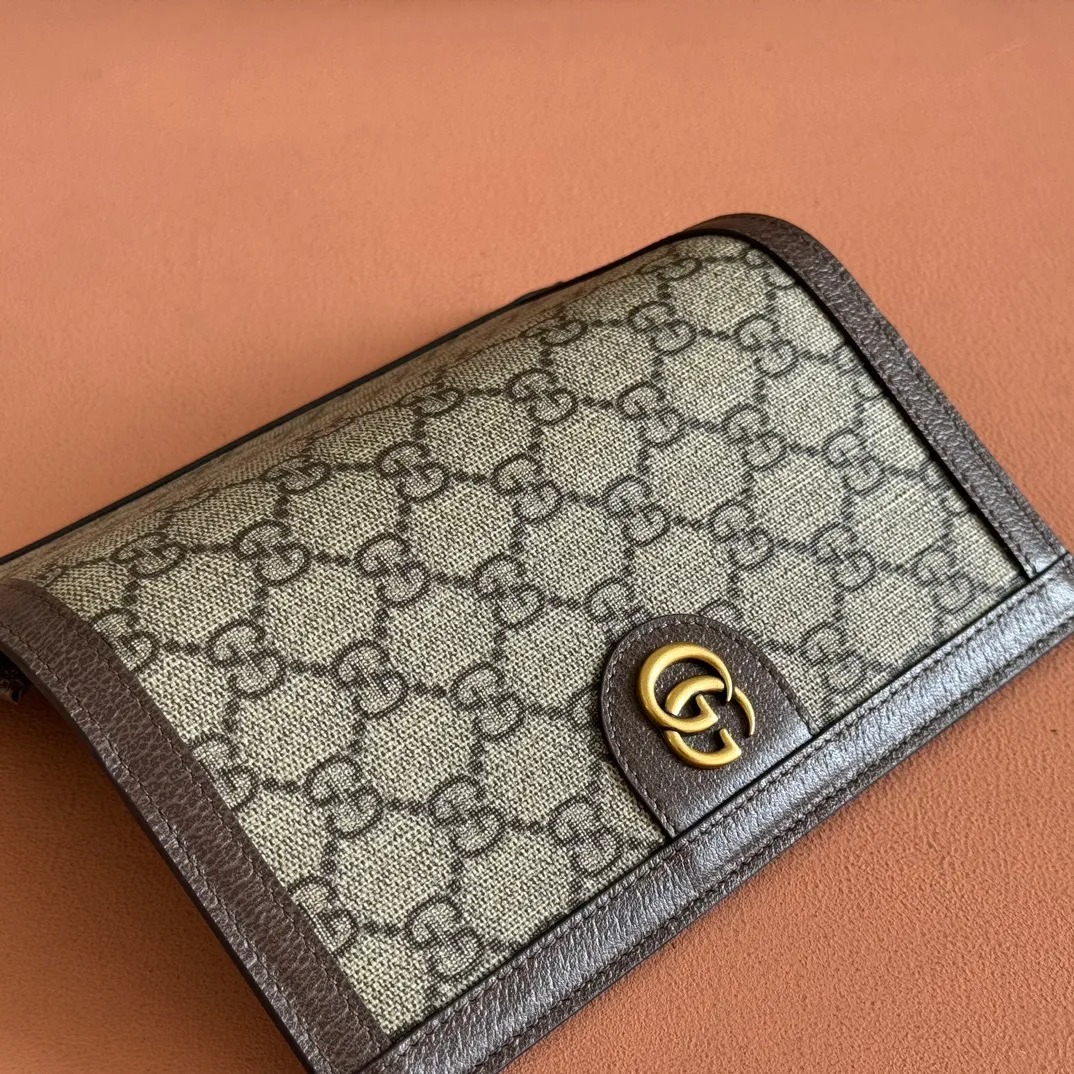 p420. 💋💋💋【With full set of original green box packaging】‼ ️Ophidia series GG long wallet The new series presents thin and compact small leather goods, with ingenuity and the main color matching, making the classic GG logo embellishment on the bag full of style. Featuring multiple card compartments and pockets, this long wallet is crafted in blue and embellished with silver-toned Double G-shaped accessories to complete the design. Blue and navy GG Supreme canvas Dark blue leather trim Silver-tone hardware Moiré fabric lining Double G Interior: Sixteen card compartments, one zip pocket and three open pockets Dimensions when closed: 19cm (L) x 10cm (W) x 2cm (D); open: 19cm (L) x 20.5cm (W) Weight: approx. 0.148kg Ident number: 791746. Dimensions: 1 (length) x 10 (width) x 2 cm (thickness) Color: blue/pvc. Made in Italy