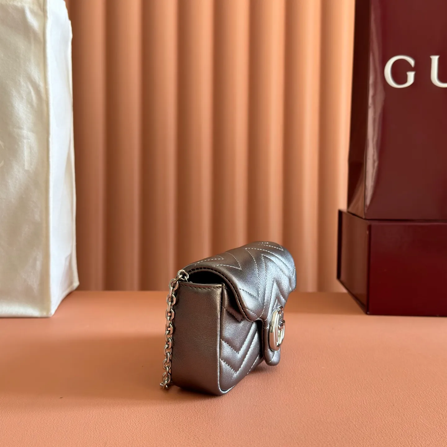 p860💋💋💋【With full set of original counter packaging】The brand’s iconic GG Marmont series is ingeniously integrated with double G-shaped accessories and faceted chain straps, and soft leather is selected to create a soft-lined bag shape. This mini bag is embellished with the brand's archive logo, which debuted in the 1970s. Silver V-shaped Matelassé sheepskin leather Silver-toned hardware Double G Chain shoulder strap (60 cm high) Magnetic snap fastening Weight: approx. 0.35 kg Model number: 841290. Dimensions: 16.5cm (width) x 9.5cm (height) x 4.5cm (depth) Color: Gunmetal sheepskin/original leather. Made in Italy