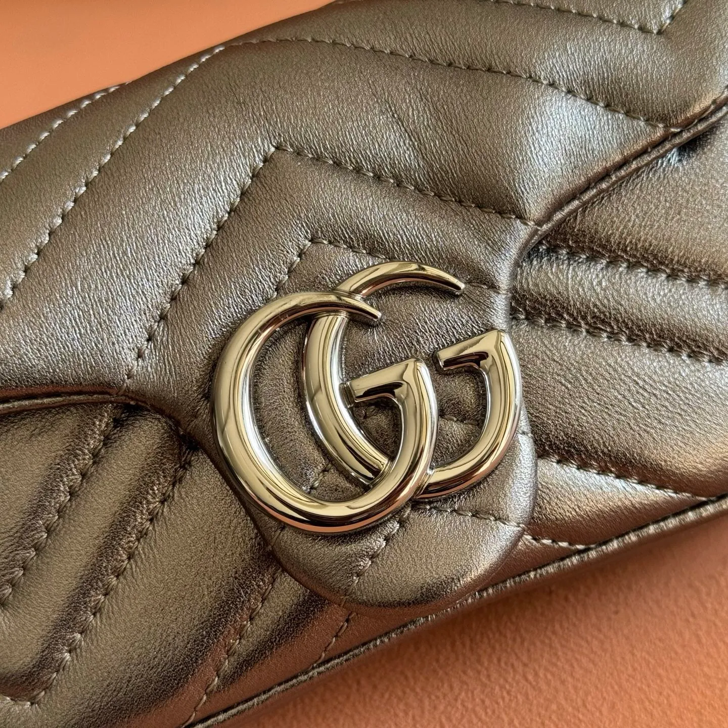 p860💋💋💋【With full set of original counter packaging】The brand’s iconic GG Marmont series is ingeniously integrated with double G-shaped accessories and faceted chain straps, and soft leather is selected to create a soft-lined bag shape. This mini bag is embellished with the brand's archive logo, which debuted in the 1970s. Silver V-shaped Matelassé sheepskin leather Silver-toned hardware Double G Chain shoulder strap (60 cm high) Magnetic snap fastening Weight: approx. 0.35 kg Model number: 841290. Dimensions: 16.5cm (width) x 9.5cm (height) x 4.5cm (depth) Color: Gunmetal sheepskin/original leather. Made in Italy