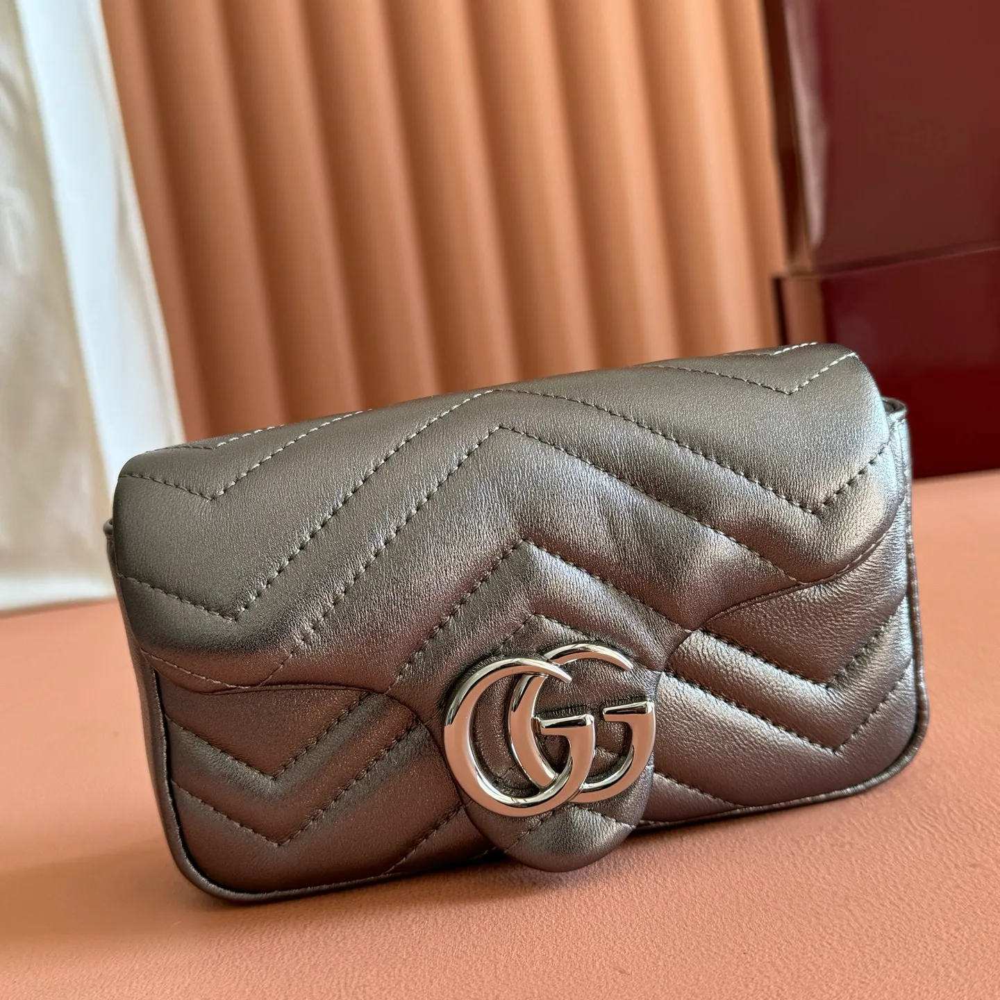 p860💋💋💋【With full set of original counter packaging】The brand’s iconic GG Marmont series is ingeniously integrated with double G-shaped accessories and faceted chain straps, and soft leather is selected to create a soft-lined bag shape. This mini bag is embellished with the brand's archive logo, which debuted in the 1970s. Silver V-shaped Matelassé sheepskin leather Silver-toned hardware Double G Chain shoulder strap (60 cm high) Magnetic snap fastening Weight: approx. 0.35 kg Model number: 841290. Dimensions: 16.5cm (width) x 9.5cm (height) x 4.5cm (depth) Color: Gunmetal sheepskin/original leather. Made in Italy