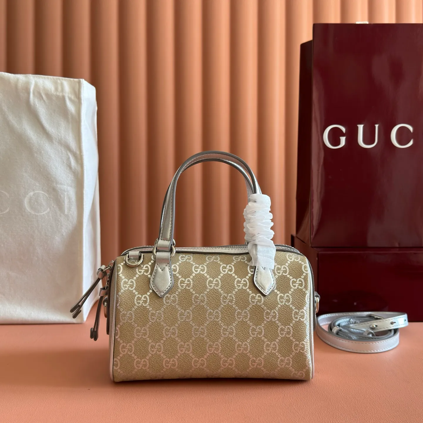 p1040💋💋💋[Original configuration with complete counter packaging]🔥GG Emblem series reinterprets the brand's enduring elegance and exquisite craftsmanship. It uses metallic styles to creatively interpret the iconic GG pattern, and is paired with metallic leather piping to complete the overall design. Light beige and silver metallic laminated effect GG monogram coated fabric Silver metallic leather trim Silver-toned hardware Light gray cotton and linen lining Interior: Open pocket Handles: 10.5 cm high Adjustable leather shoulder strap: Height: 47 cm - 53 cm; Length: 112 cm - 127 cm Zip closure Ident: 848889. Dimensions: 20.5cm (W) x 14cm (H) x 11.5cm (D) Weight: Approx. 0.45kg Color: Apricot Silver. Made in Italy