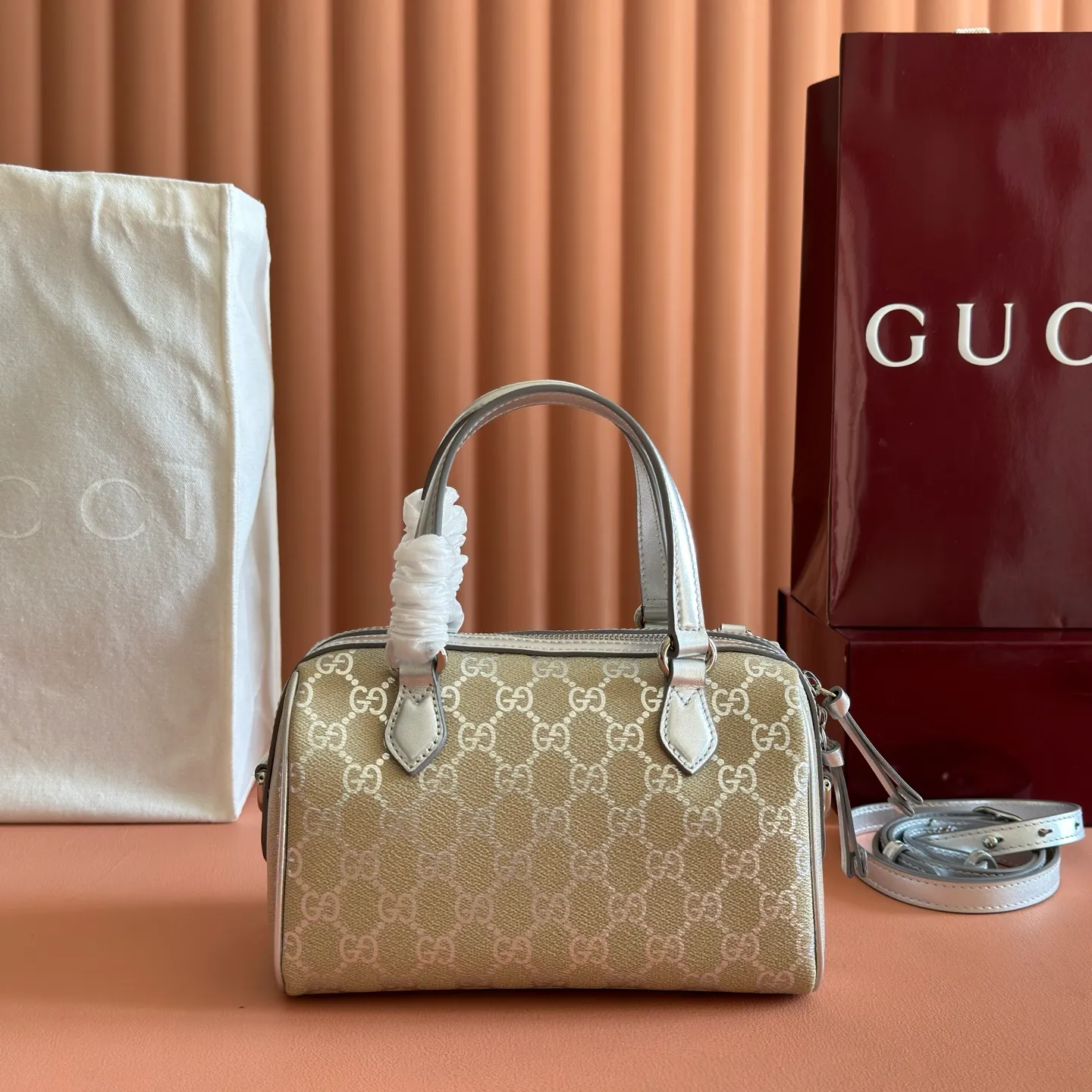 p1040💋💋💋[Original configuration with complete counter packaging]🔥GG Emblem series reinterprets the brand's enduring elegance and exquisite craftsmanship. It uses metallic styles to creatively interpret the iconic GG pattern, and is paired with metallic leather piping to complete the overall design. Light beige and silver metallic laminated effect GG monogram coated fabric Silver metallic leather trim Silver-toned hardware Light gray cotton and linen lining Interior: Open pocket Handles: 10.5 cm high Adjustable leather shoulder strap: Height: 47 cm - 53 cm; Length: 112 cm - 127 cm Zip closure Ident: 848889. Dimensions: 20.5cm (W) x 14cm (H) x 11.5cm (D) Weight: Approx. 0.45kg Color: Apricot Silver. Made in Italy