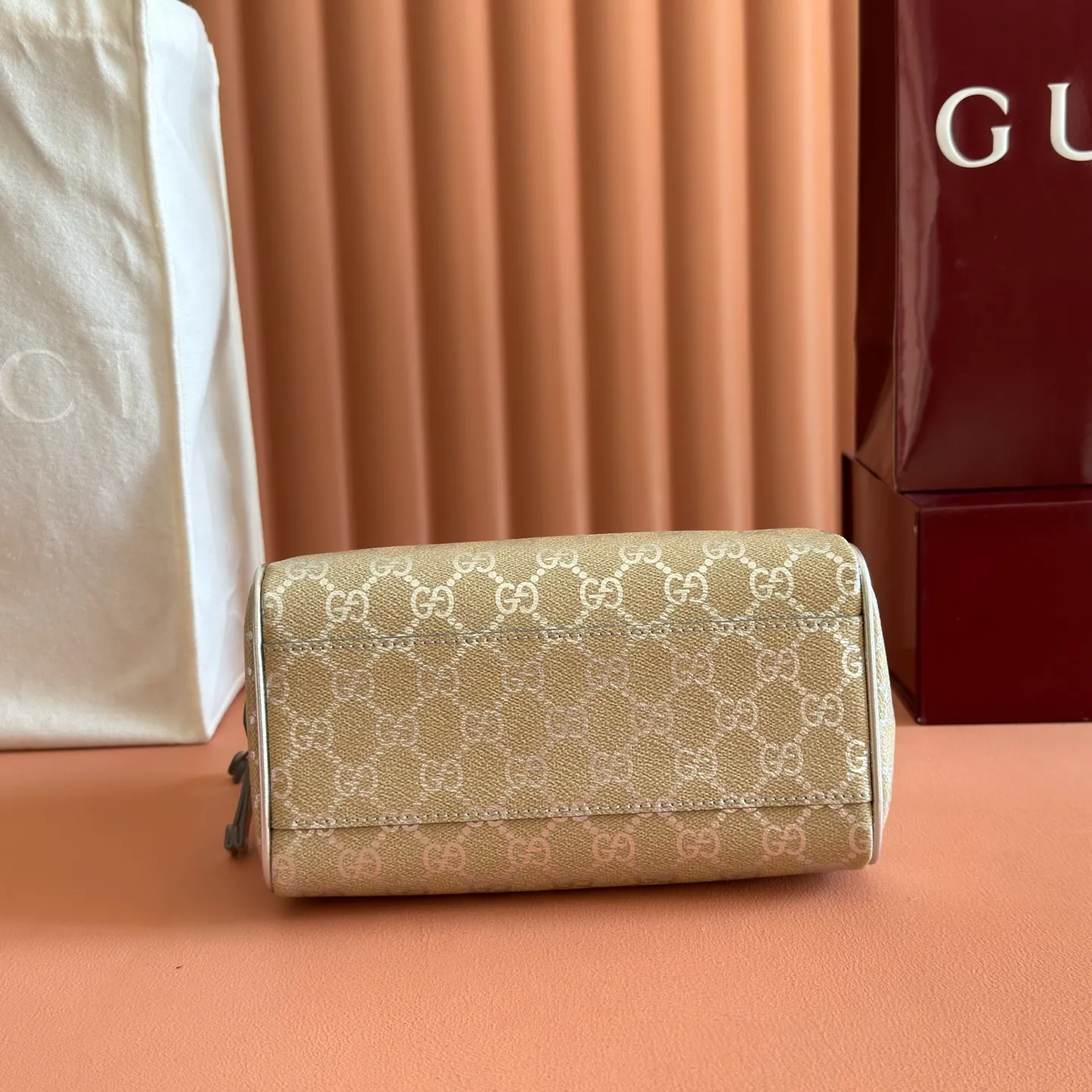 p1040💋💋💋[Original configuration with complete counter packaging]🔥GG Emblem series reinterprets the brand's enduring elegance and exquisite craftsmanship. It uses metallic styles to creatively interpret the iconic GG pattern, and is paired with metallic leather piping to complete the overall design. Light beige and silver metallic laminated effect GG monogram coated fabric Silver metallic leather trim Silver-toned hardware Light gray cotton and linen lining Interior: Open pocket Handles: 10.5 cm high Adjustable leather shoulder strap: Height: 47 cm - 53 cm; Length: 112 cm - 127 cm Zip closure Ident: 848889. Dimensions: 20.5cm (W) x 14cm (H) x 11.5cm (D) Weight: Approx. 0.45kg Color: Apricot Silver. Made in Italy