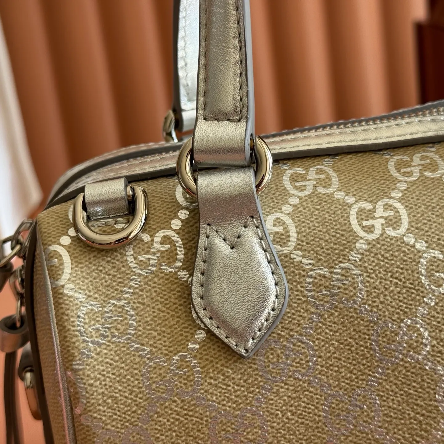 p1040💋💋💋[Original configuration with complete counter packaging]🔥GG Emblem series reinterprets the brand's enduring elegance and exquisite craftsmanship. It uses metallic styles to creatively interpret the iconic GG pattern, and is paired with metallic leather piping to complete the overall design. Light beige and silver metallic laminated effect GG monogram coated fabric Silver metallic leather trim Silver-toned hardware Light gray cotton and linen lining Interior: Open pocket Handles: 10.5 cm high Adjustable leather shoulder strap: Height: 47 cm - 53 cm; Length: 112 cm - 127 cm Zip closure Ident: 848889. Dimensions: 20.5cm (W) x 14cm (H) x 11.5cm (D) Weight: Approx. 0.45kg Color: Apricot Silver. Made in Italy
