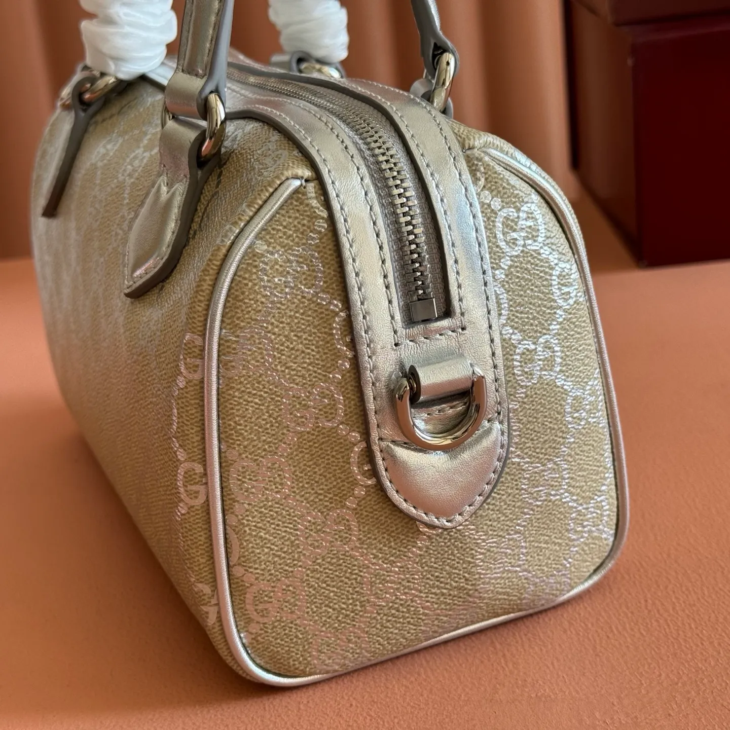 p1040💋💋💋[Original configuration with complete counter packaging]🔥GG Emblem series reinterprets the brand's enduring elegance and exquisite craftsmanship. It uses metallic styles to creatively interpret the iconic GG pattern, and is paired with metallic leather piping to complete the overall design. Light beige and silver metallic laminated effect GG monogram coated fabric Silver metallic leather trim Silver-toned hardware Light gray cotton and linen lining Interior: Open pocket Handles: 10.5 cm high Adjustable leather shoulder strap: Height: 47 cm - 53 cm; Length: 112 cm - 127 cm Zip closure Ident: 848889. Dimensions: 20.5cm (W) x 14cm (H) x 11.5cm (D) Weight: Approx. 0.45kg Color: Apricot Silver. Made in Italy