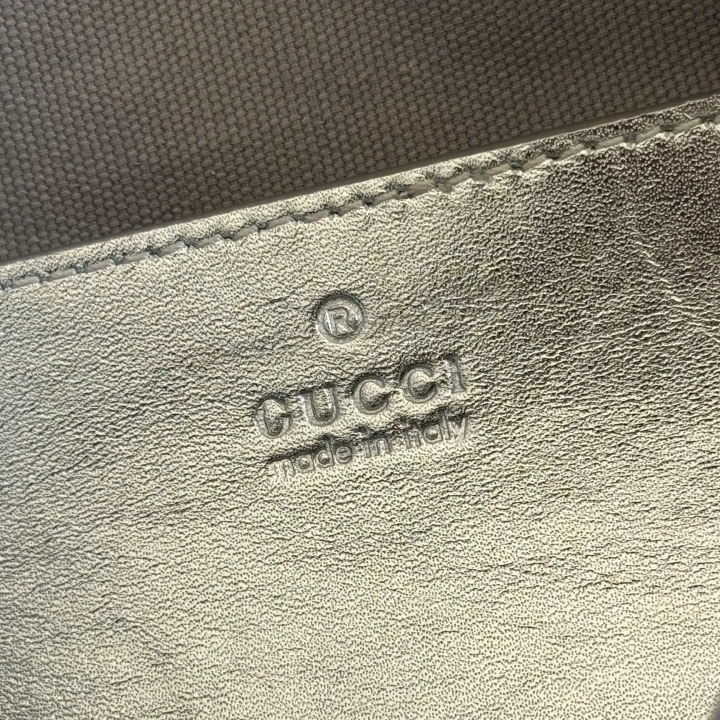 p1040💋💋💋[Original configuration with complete counter packaging]🔥GG Emblem series reinterprets the brand's enduring elegance and exquisite craftsmanship. It uses metallic styles to creatively interpret the iconic GG pattern, and is paired with metallic leather piping to complete the overall design. Light beige and silver metallic laminated effect GG monogram coated fabric Silver metallic leather trim Silver-toned hardware Light gray cotton and linen lining Interior: Open pocket Handles: 10.5 cm high Adjustable leather shoulder strap: Height: 47 cm - 53 cm; Length: 112 cm - 127 cm Zip closure Ident: 848889. Dimensions: 20.5cm (W) x 14cm (H) x 11.5cm (D) Weight: Approx. 0.45kg Color: Apricot Silver. Made in Italy