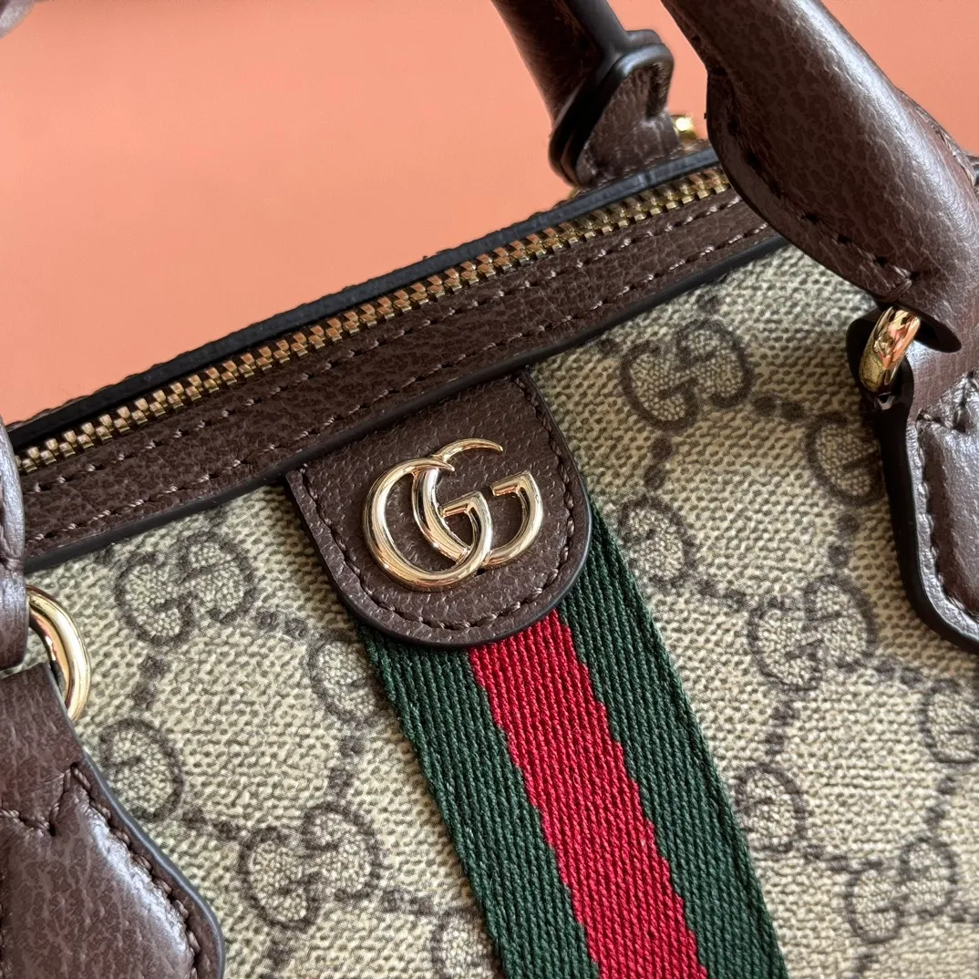 p900. 💋💋💋"With full set of original counter packaging" [New Product] The Ophidia series ingeniously interprets novel silhouettes and functions, with iconic beige and brown colors, creating a bag with soft texture and fashionable style. This Boston bag comes in a mini version. Beige and dark brown GG monogram coated fabric Ankara red leather trim Light gold-toned hardware Green linen-cotton blend lining Double G Webbing Handles (6 cm high) Adjustable leather shoulder strap Height: 54 cm Zip closure Ident.: 838478. Dimensions: 16cm (width) x 10cm (height) x 9cm (depth) Weight: approx. 276g Color: brown/PVC. Made in Italy