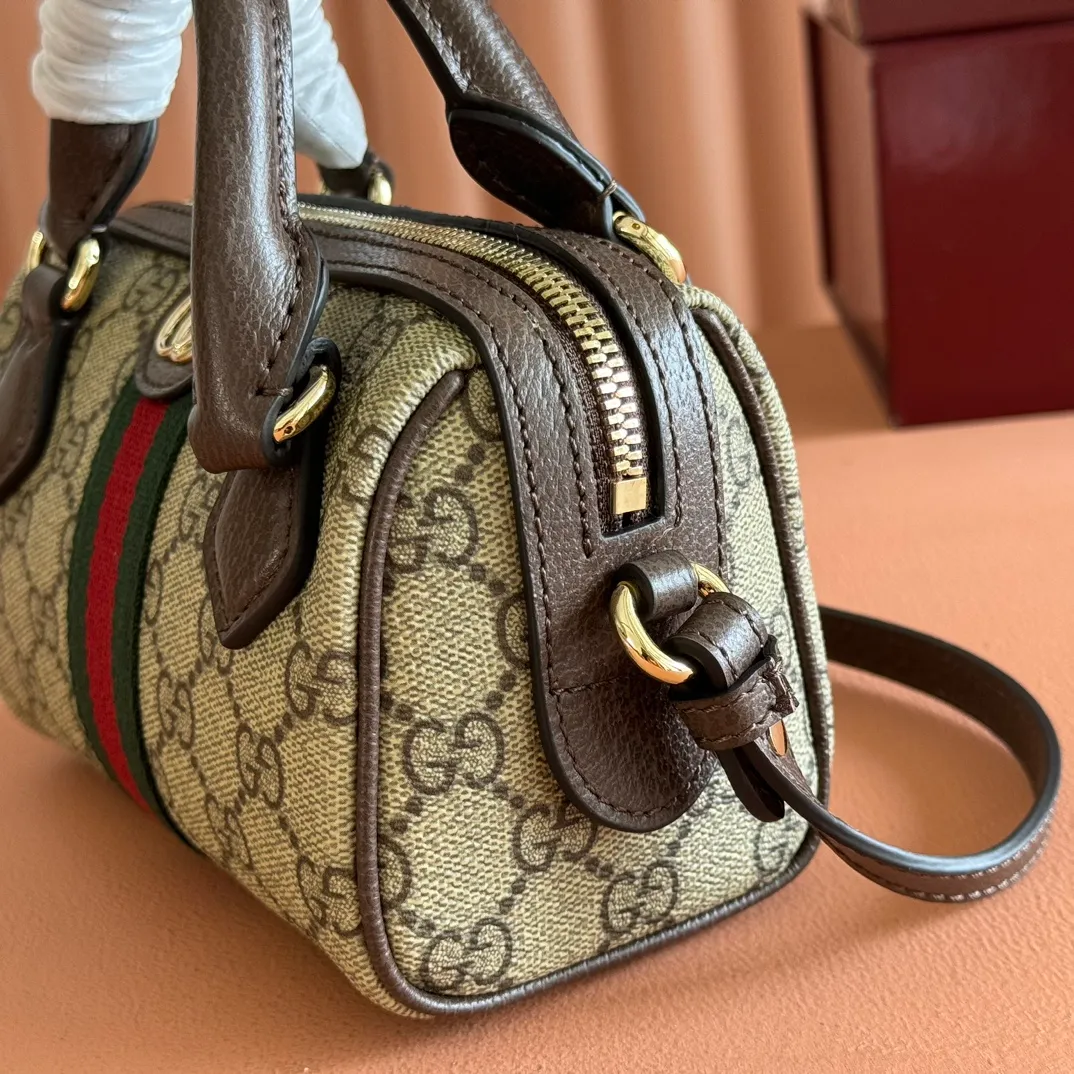 p900. 💋💋💋"With full set of original counter packaging" [New Product] The Ophidia series ingeniously interprets novel silhouettes and functions, with iconic beige and brown colors, creating a bag with soft texture and fashionable style. This Boston bag comes in a mini version. Beige and dark brown GG monogram coated fabric Ankara red leather trim Light gold-toned hardware Green linen-cotton blend lining Double G Webbing Handles (6 cm high) Adjustable leather shoulder strap Height: 54 cm Zip closure Ident.: 838478. Dimensions: 16cm (width) x 10cm (height) x 9cm (depth) Weight: approx. 276g Color: brown/PVC. Made in Italy